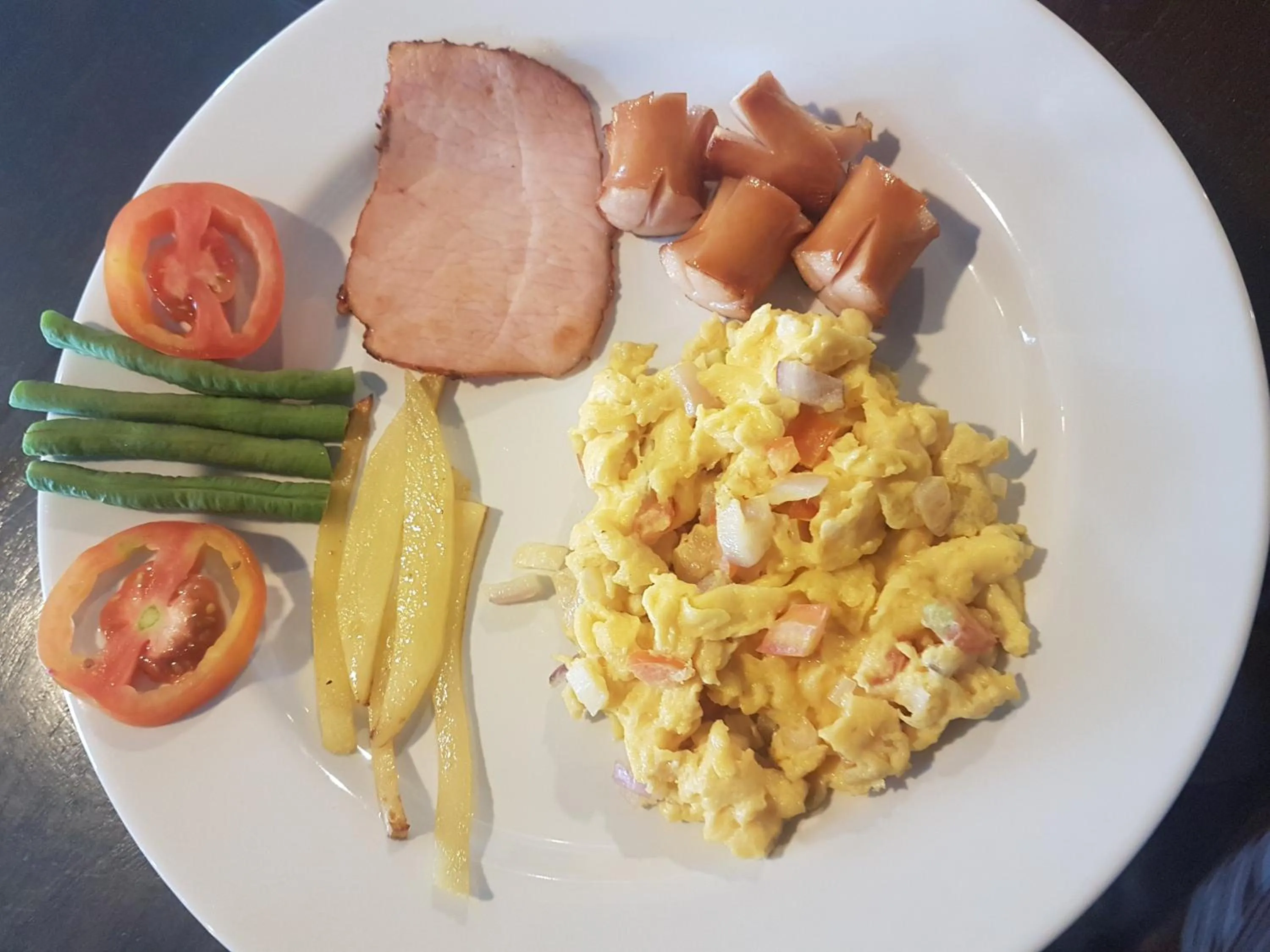 Restaurant/places to eat in Interchange Tower Serviced Apartment - SHA Extra Plus