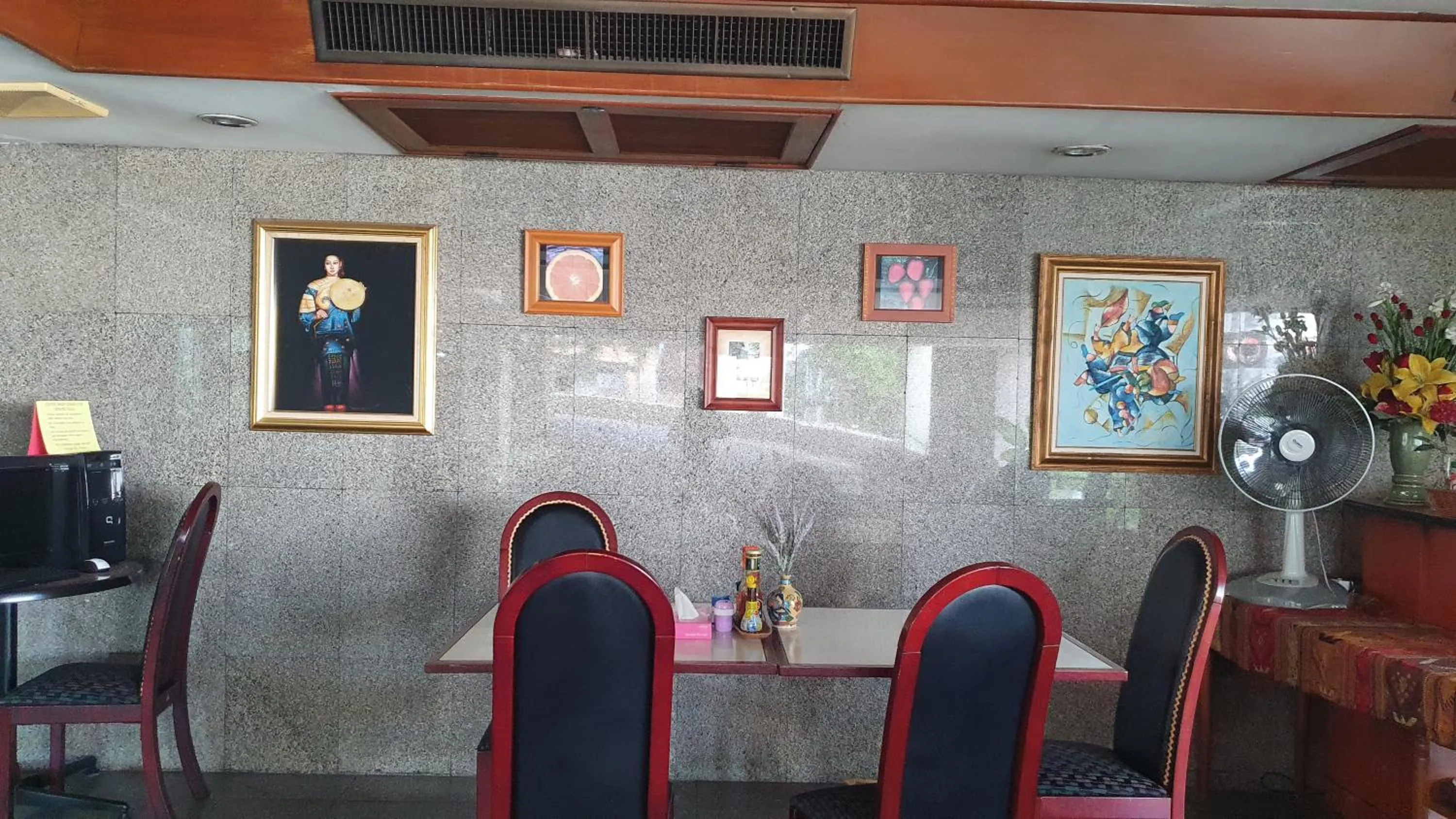 Restaurant/places to eat in Interchange Tower Serviced Apartment - SHA Extra Plus