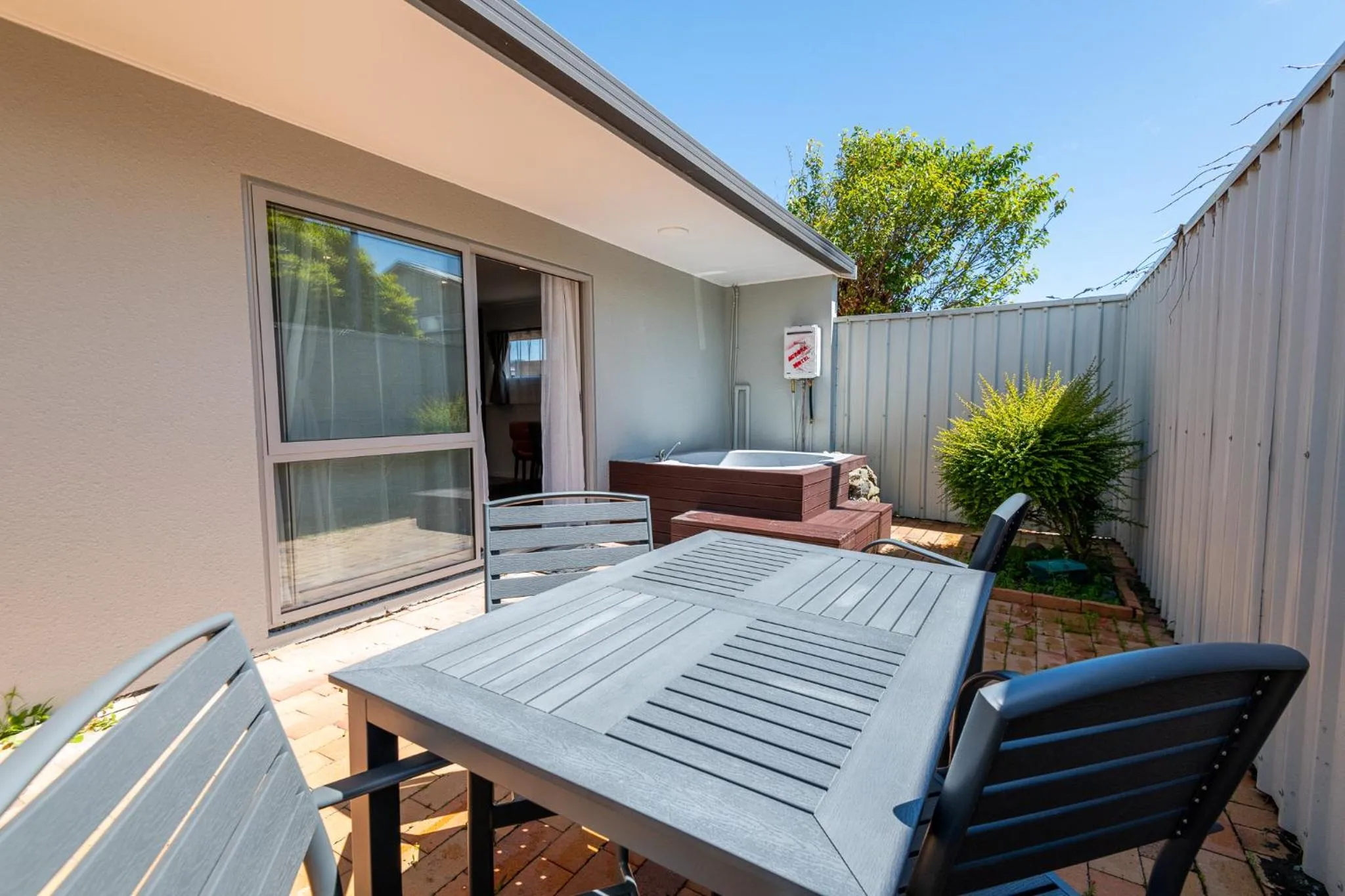 Aurora City Suites Motel