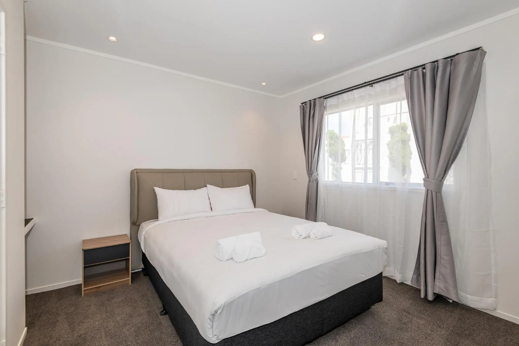 Bed in Aurora City Suites Motel