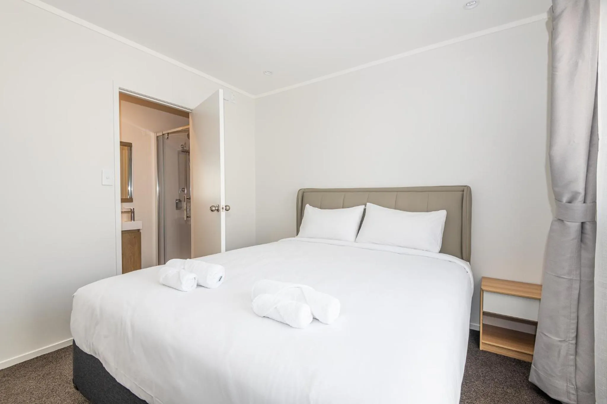 Bed in Aurora City Suites Motel