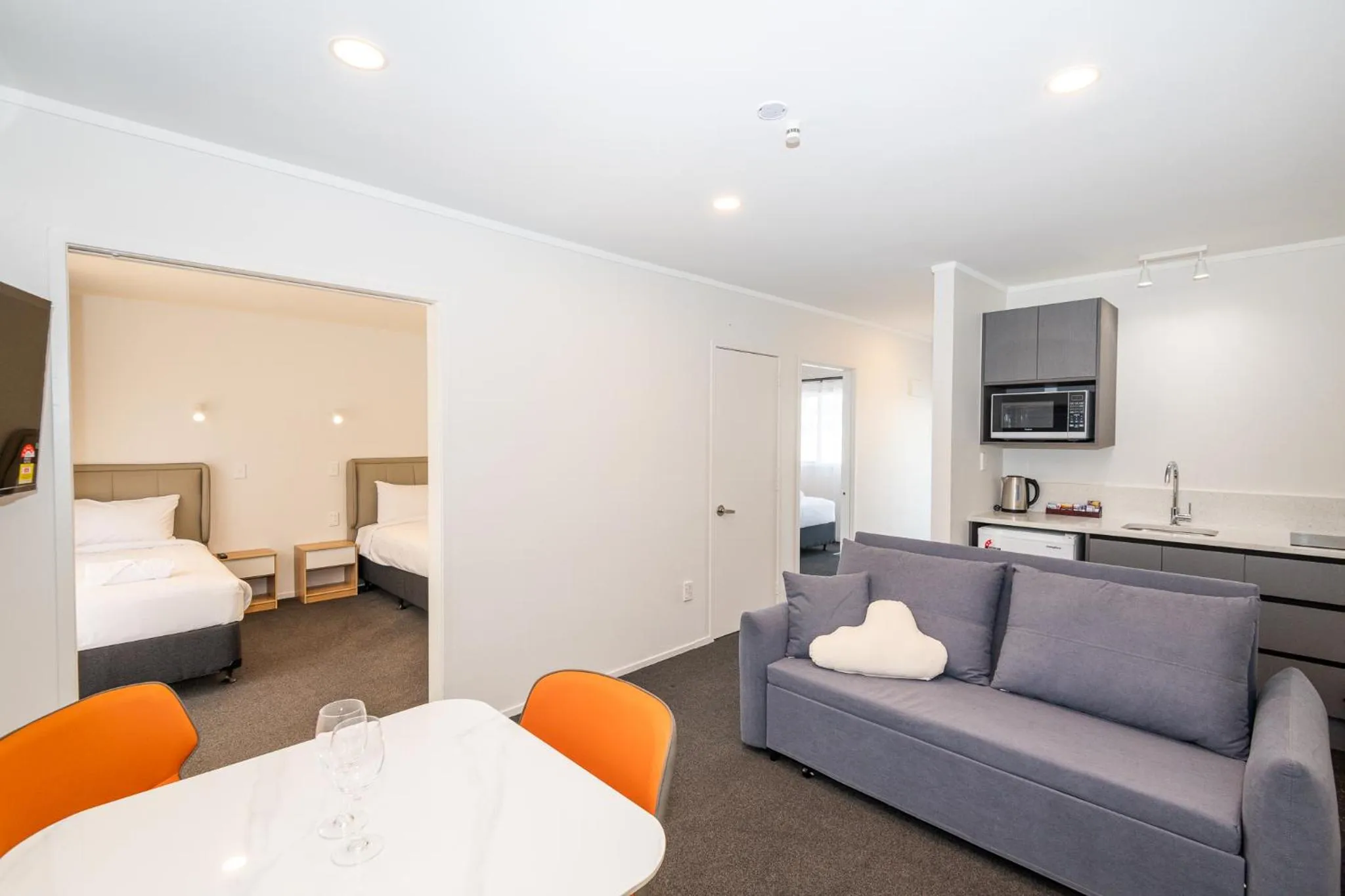 Bed in Aurora City Suites Motel