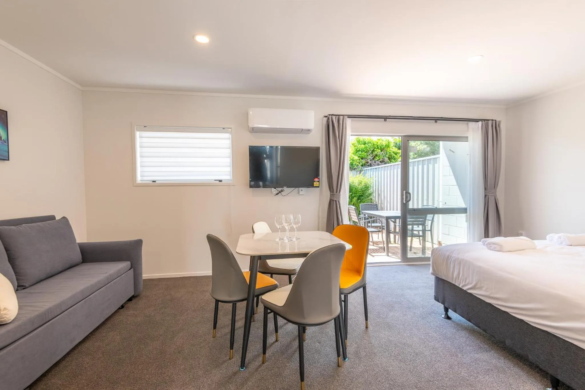 Bed in Aurora City Suites Motel