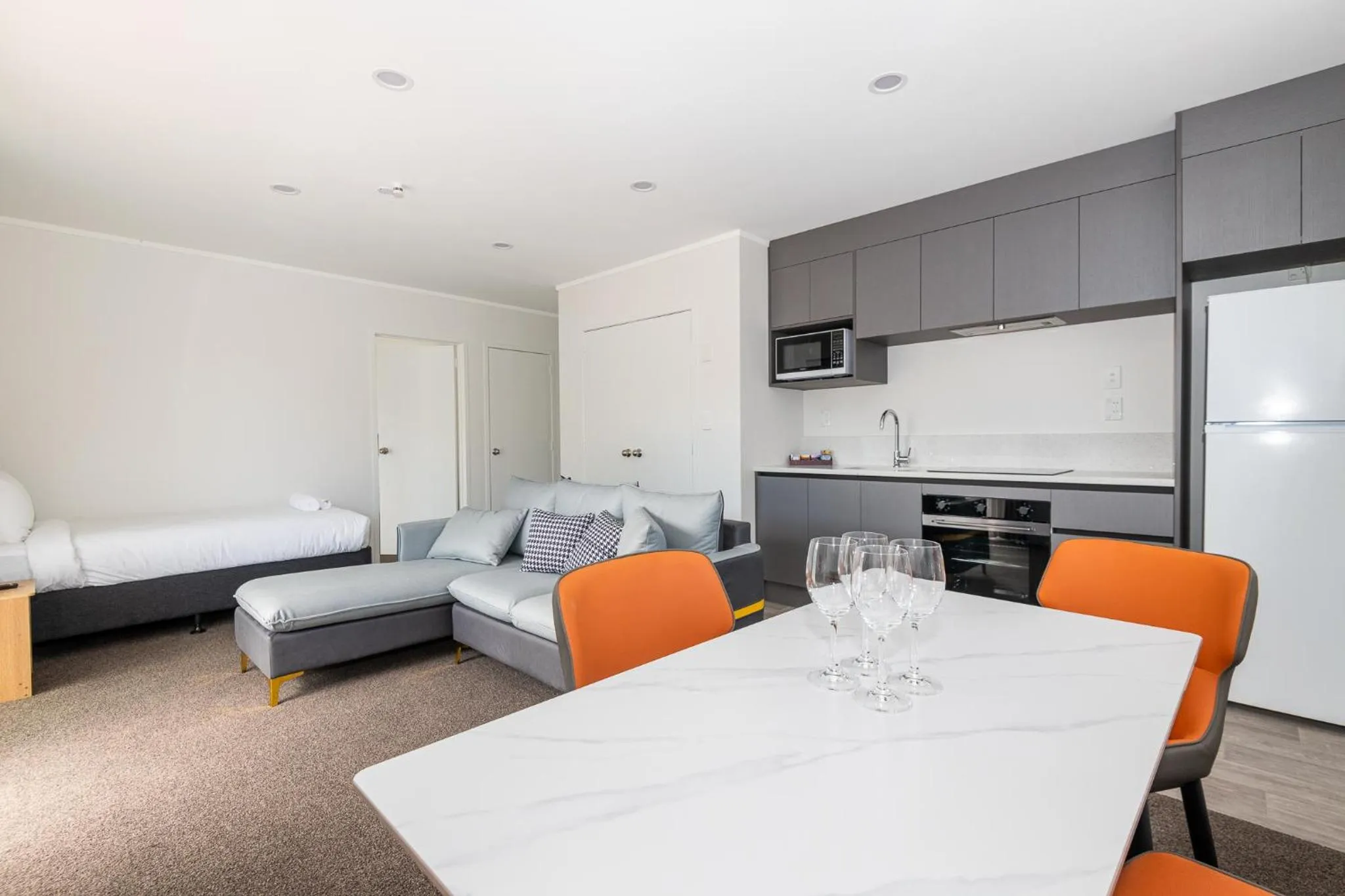 Bed in Aurora City Suites Motel