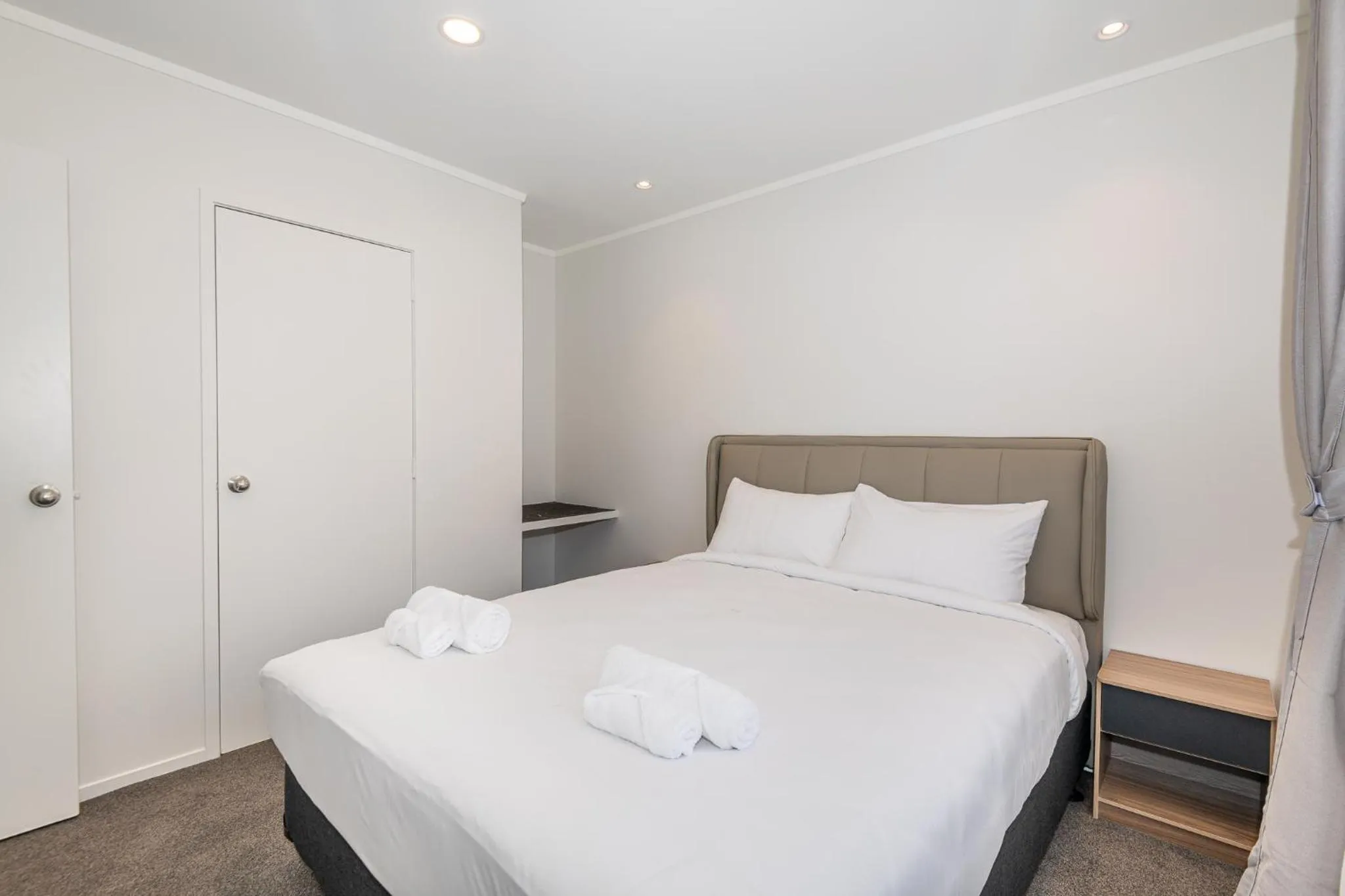 Bed in Aurora City Suites Motel