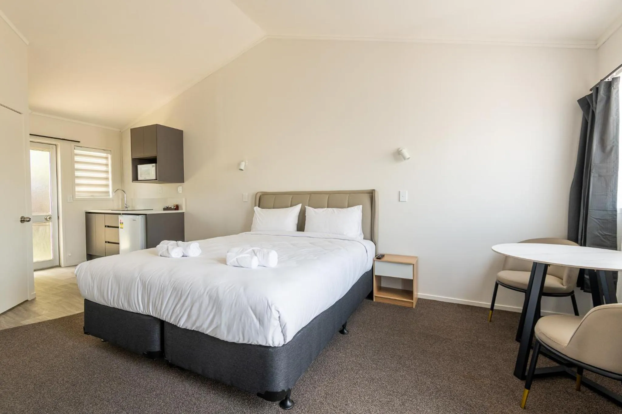 Bed in Aurora City Suites Motel