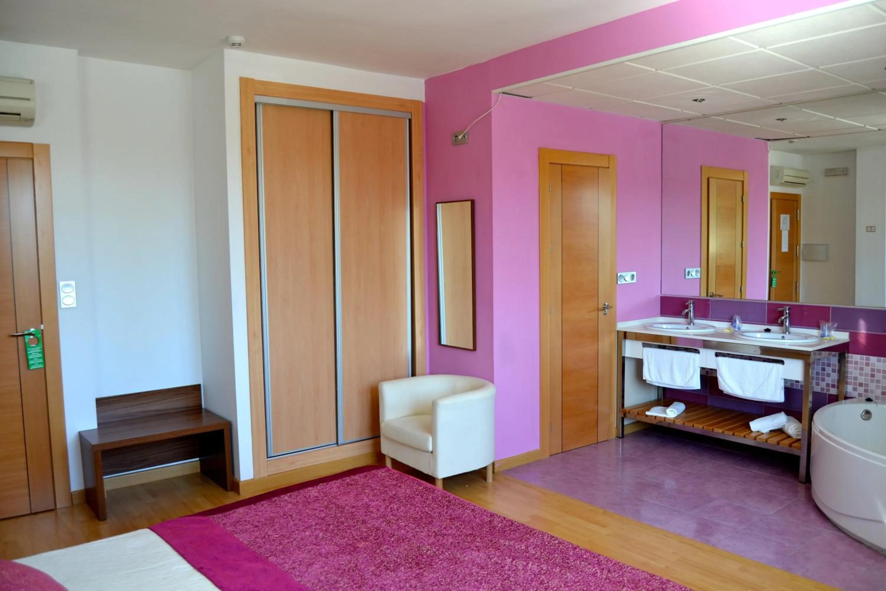 Photo of the whole room in Hotel El Cruce Moraleda