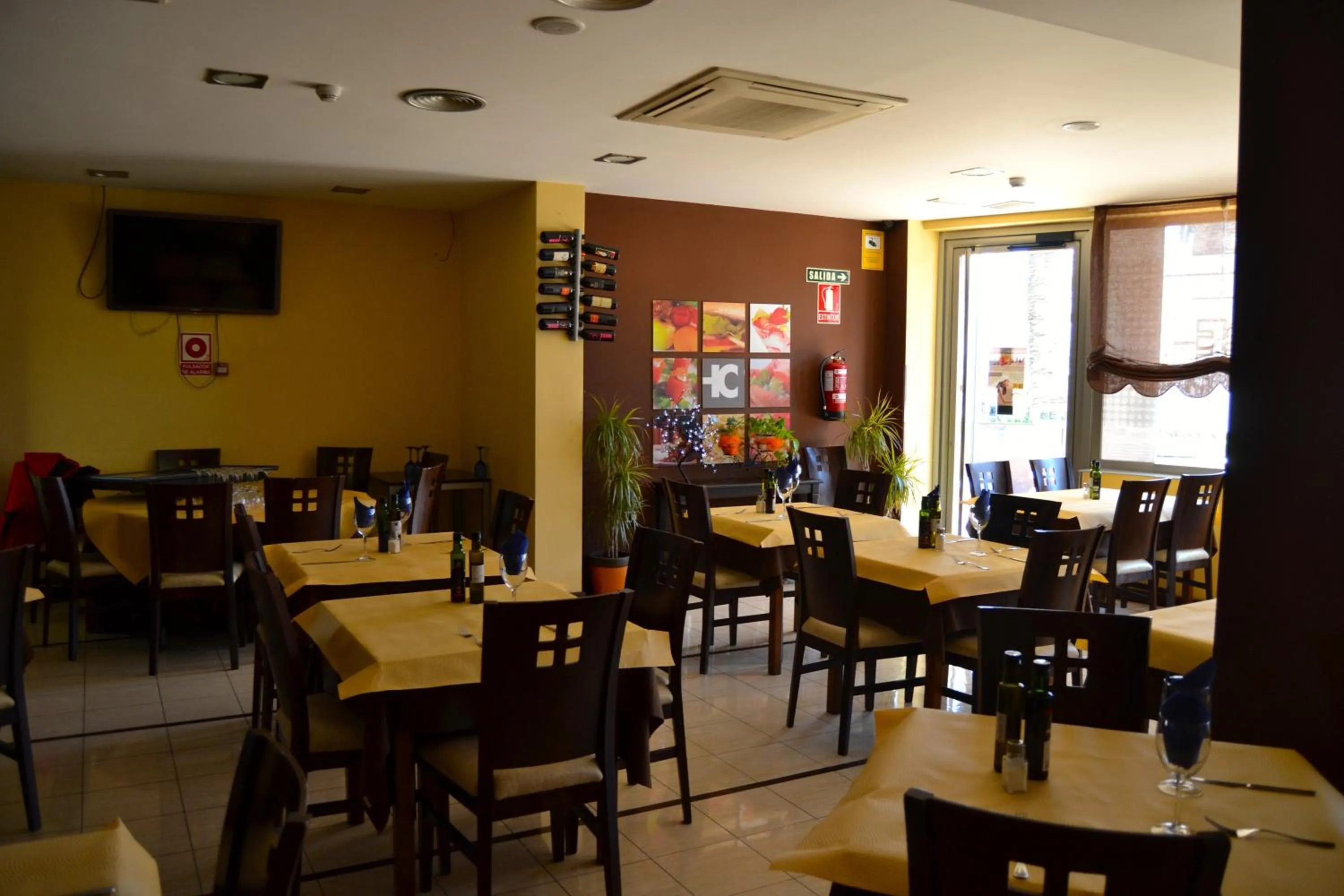 Restaurant/places to eat in Hotel El Cruce Moraleda