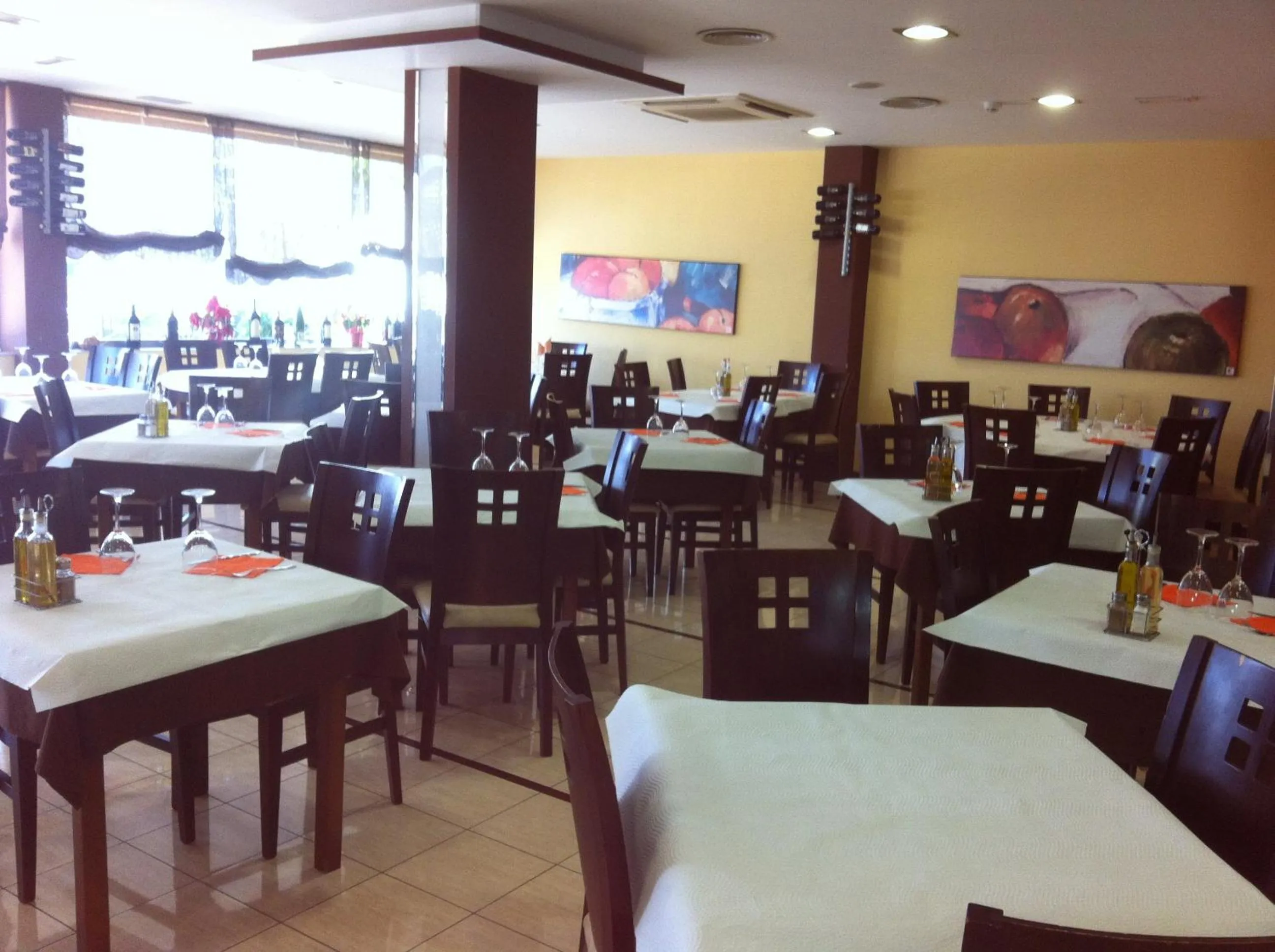 Restaurant/places to eat in Hotel El Cruce Moraleda