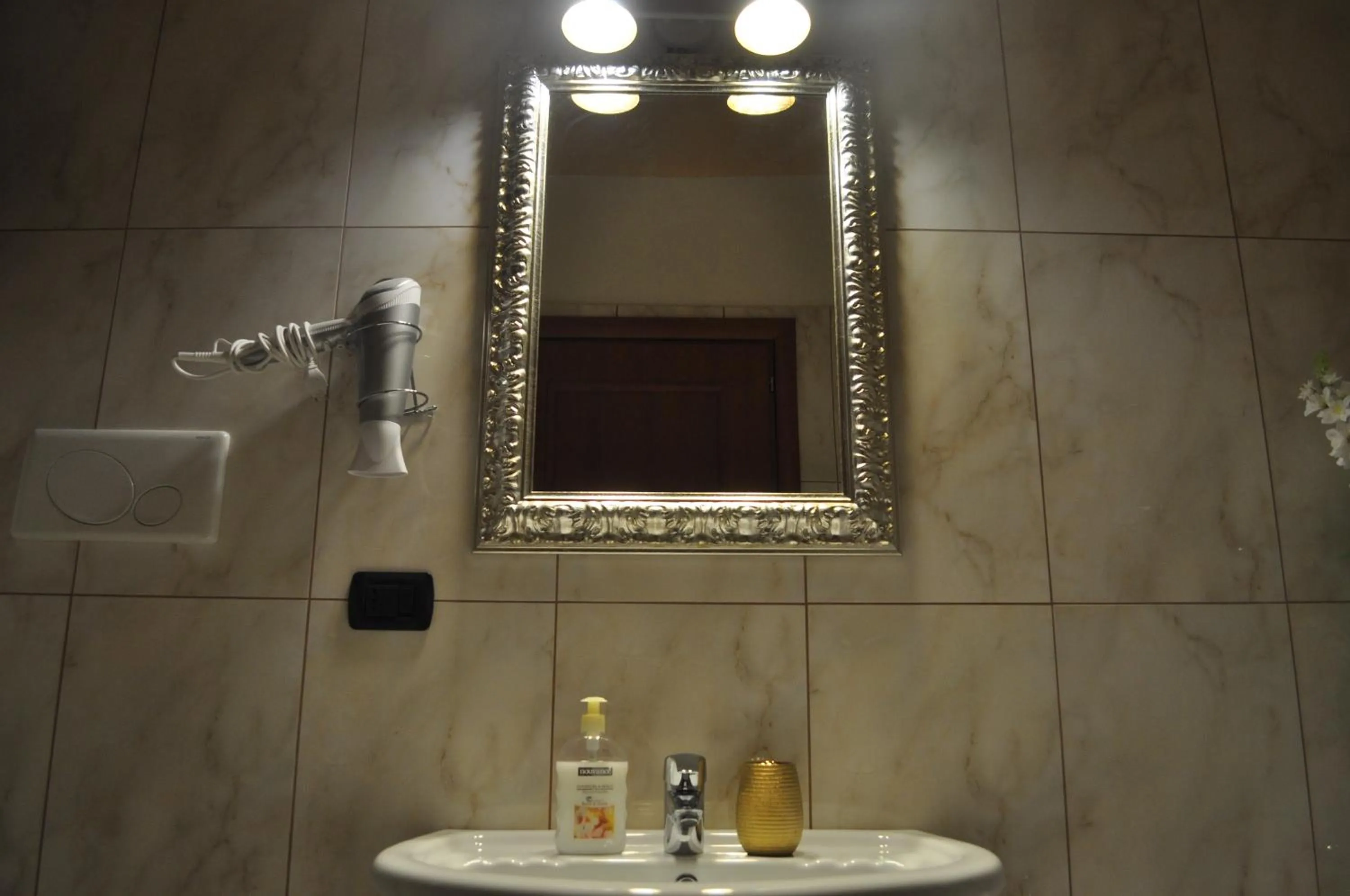 Bathroom in Giramondo Gold Airport