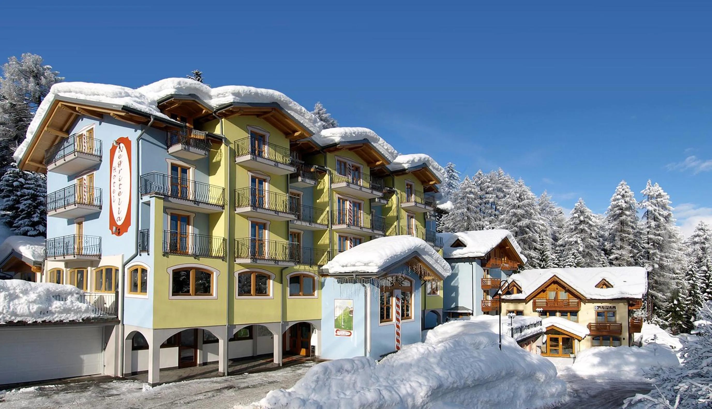 Facade/entrance in Hotel Negritella