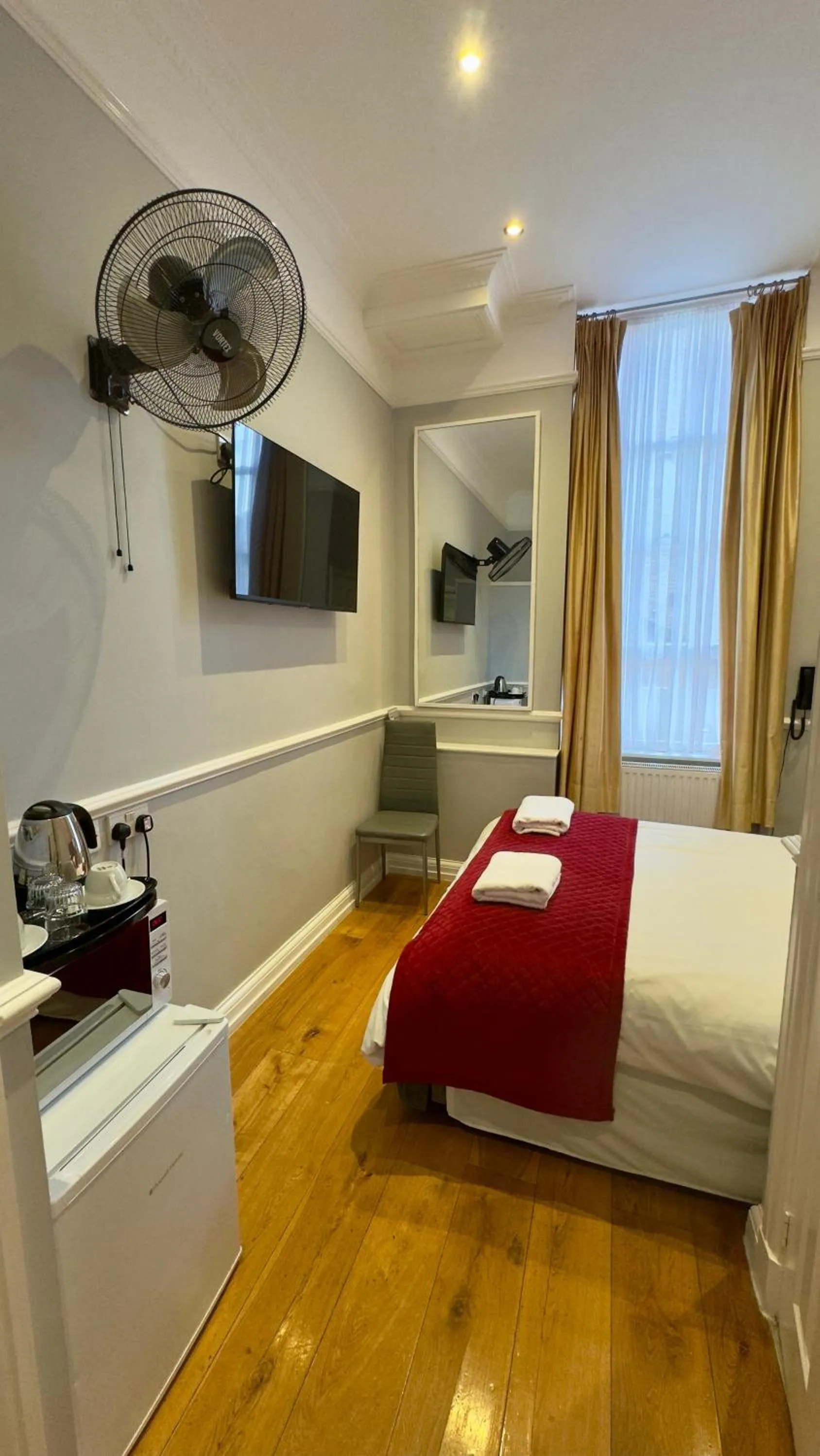 Bed in Classic Hyde Park Hotel