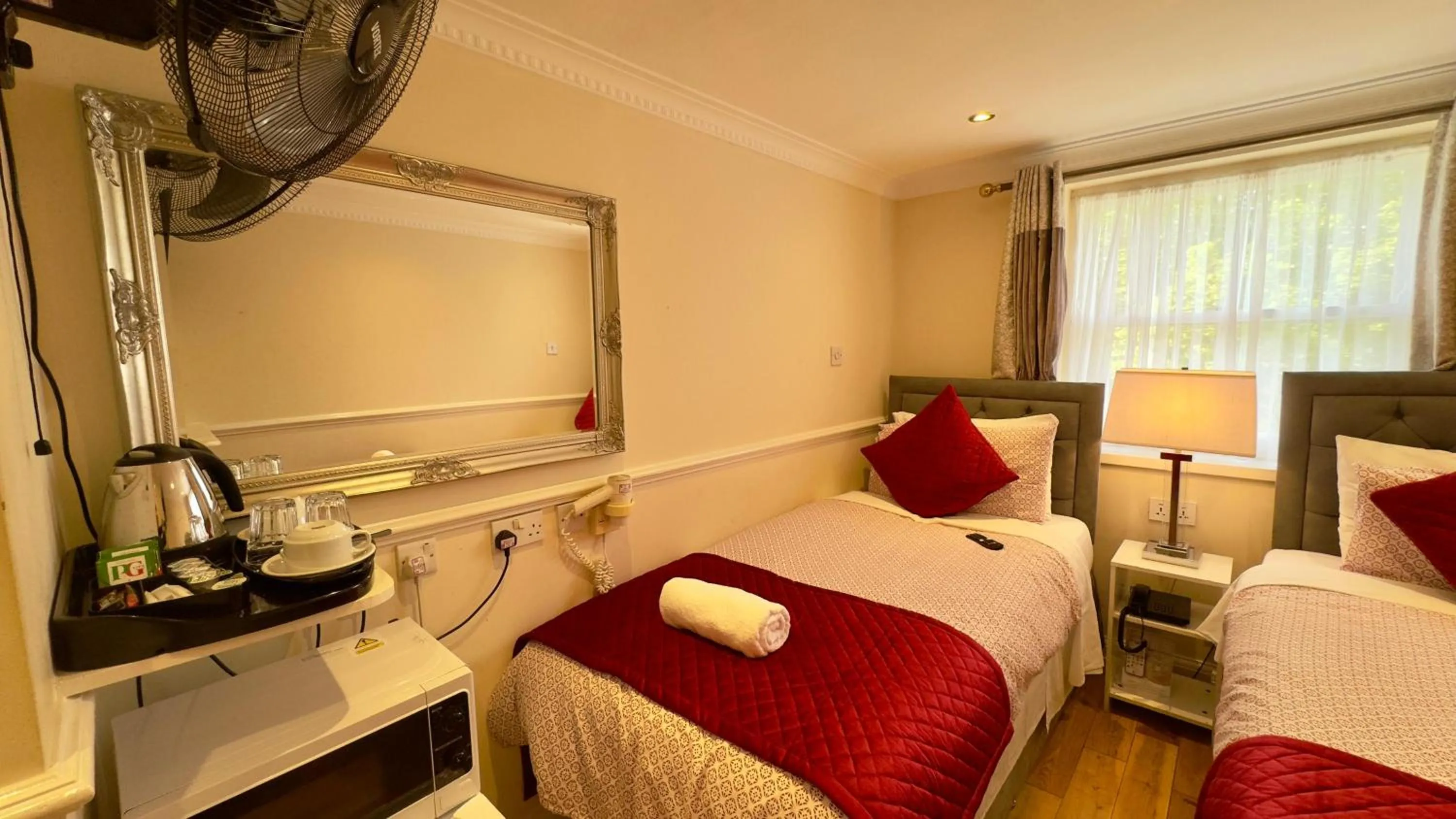 Bed in Classic Hyde Park Hotel