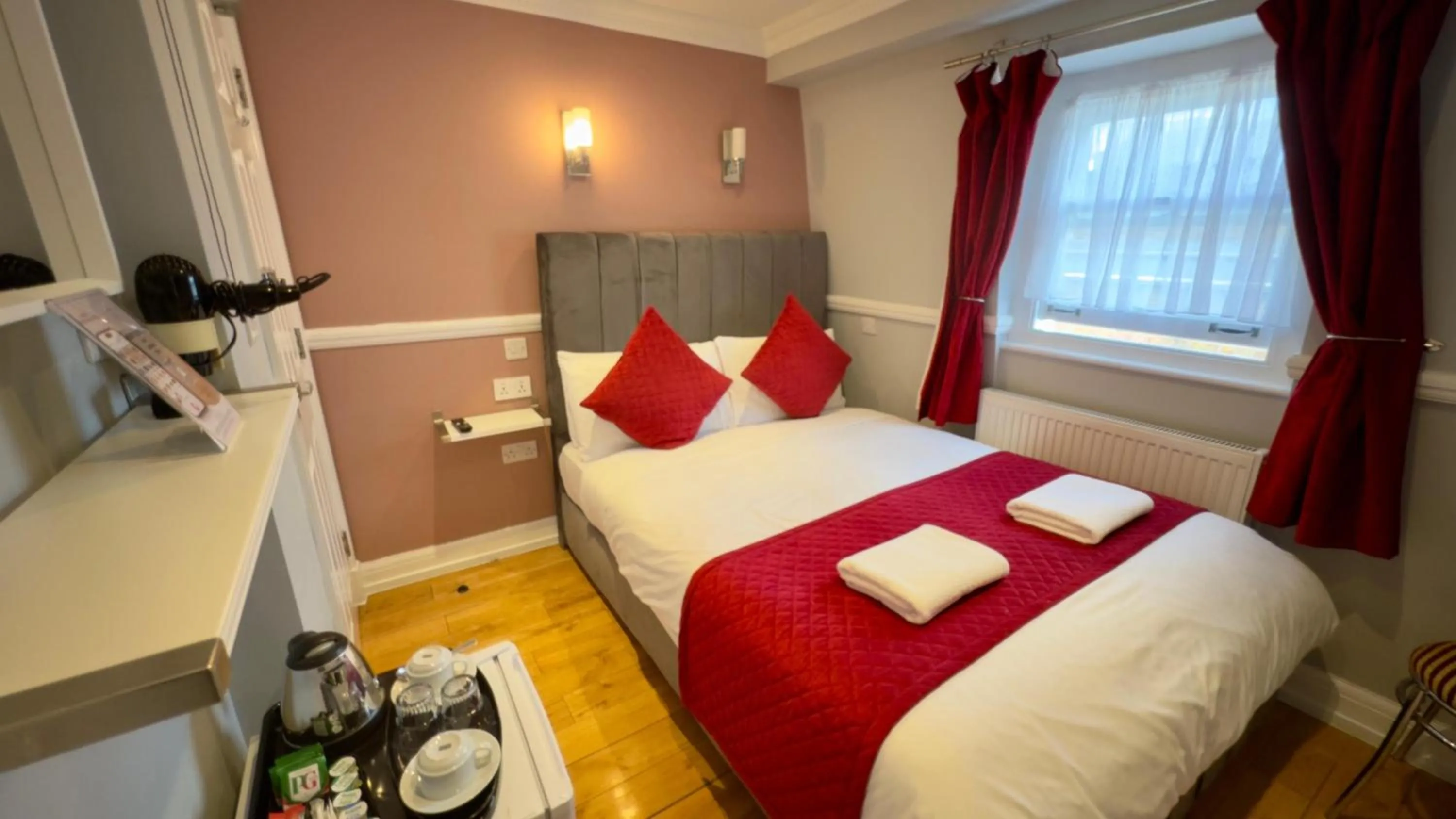 Bed in Classic Hyde Park Hotel