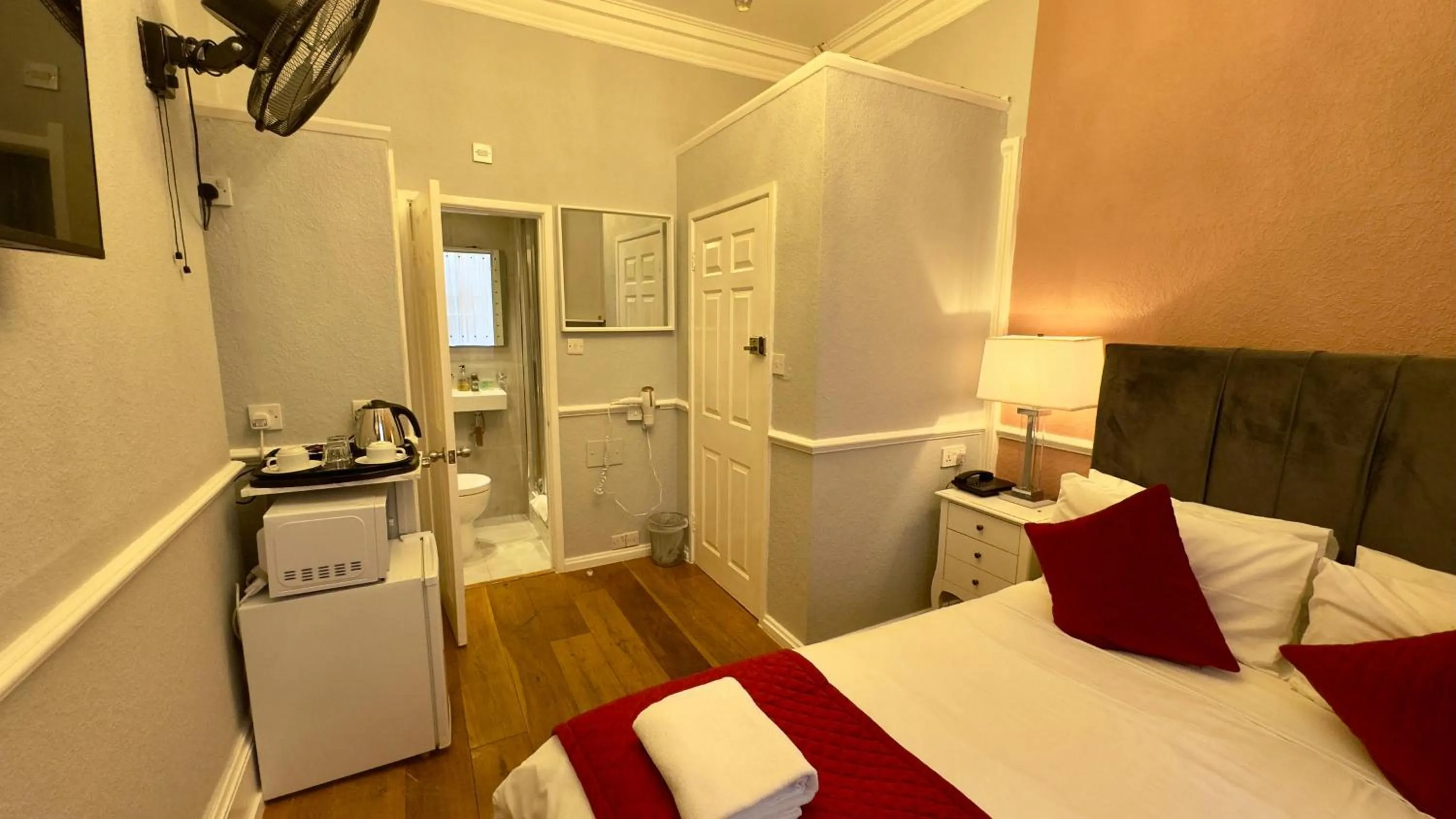 Bed in Classic Hyde Park Hotel