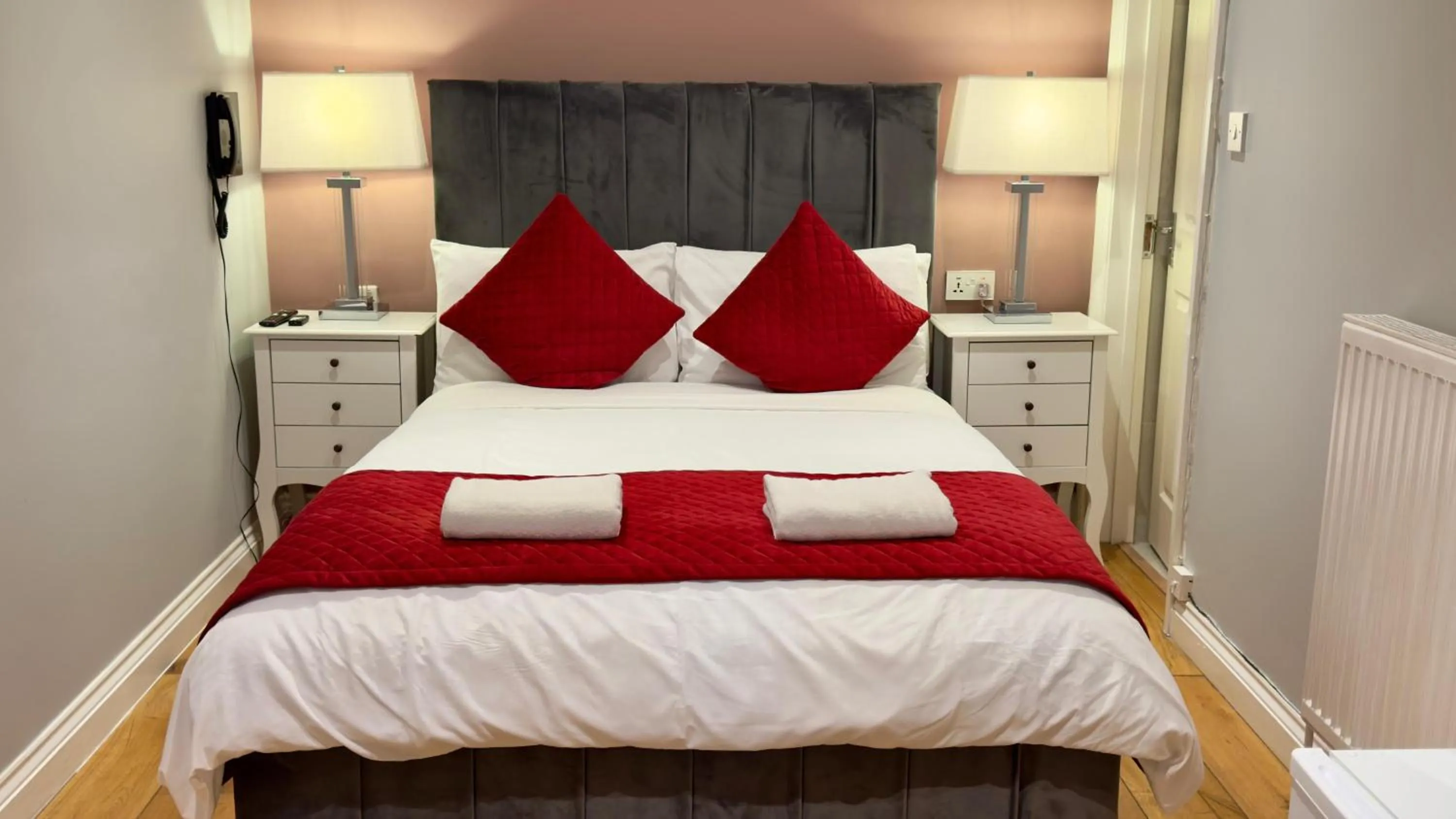 Bed in Classic Hyde Park Hotel