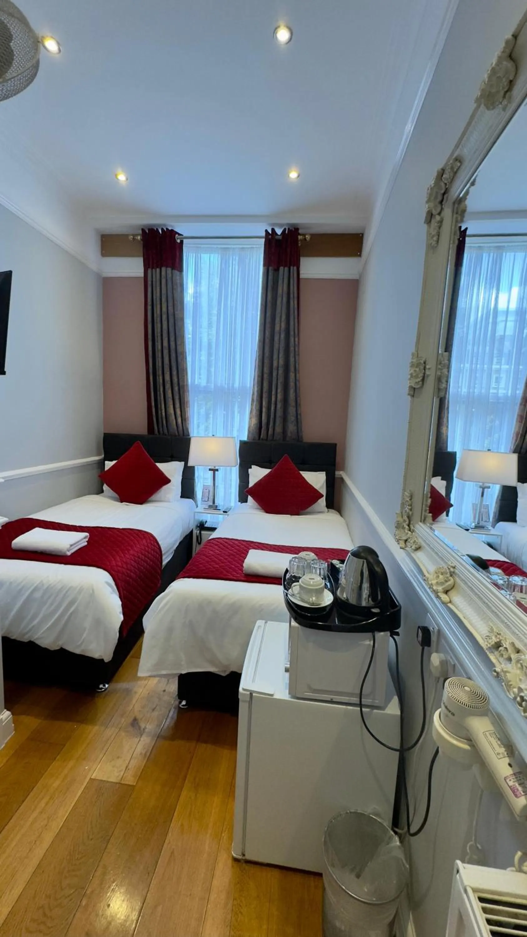 Bed in Classic Hyde Park Hotel