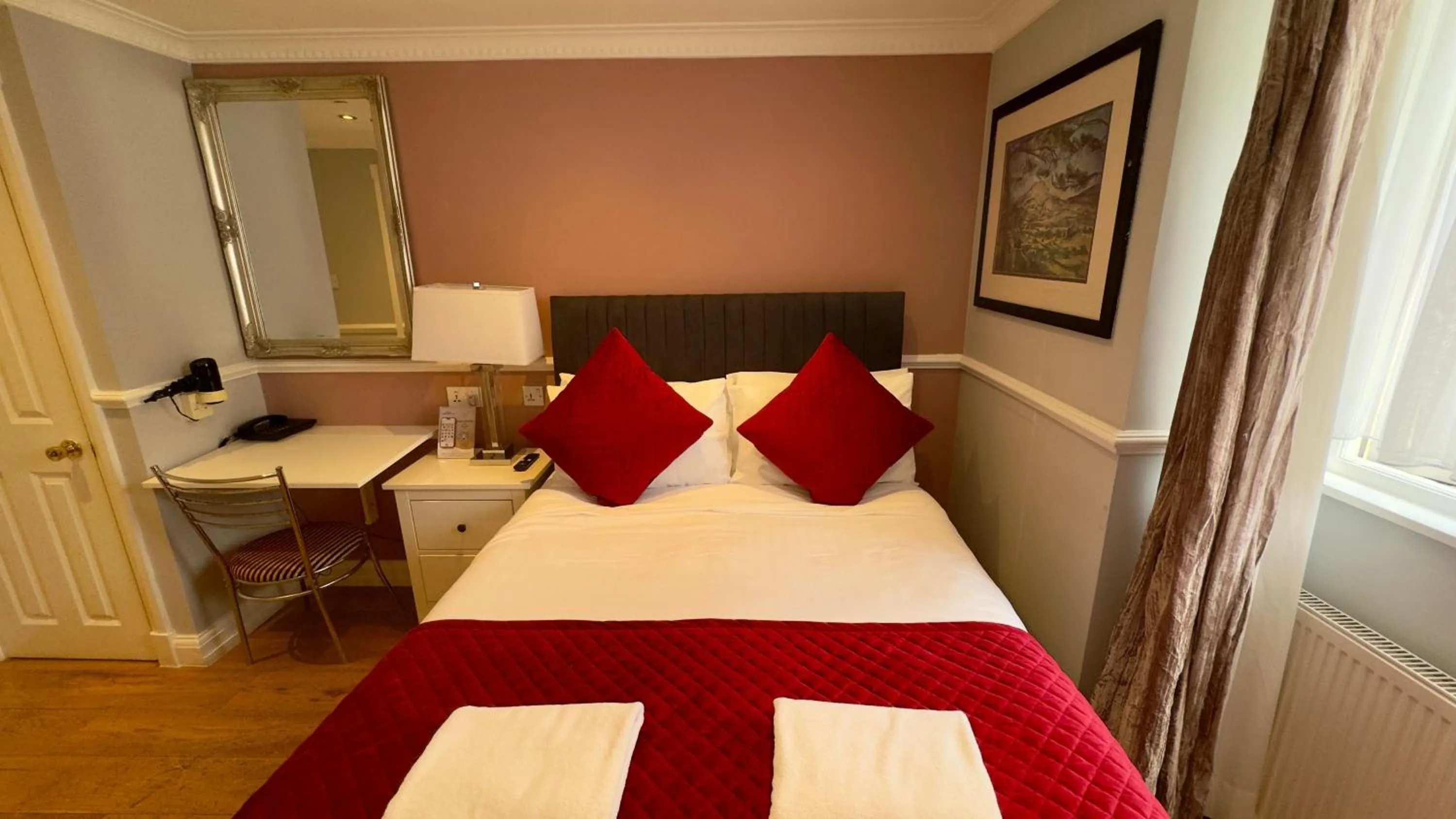 Bed in Classic Hyde Park Hotel