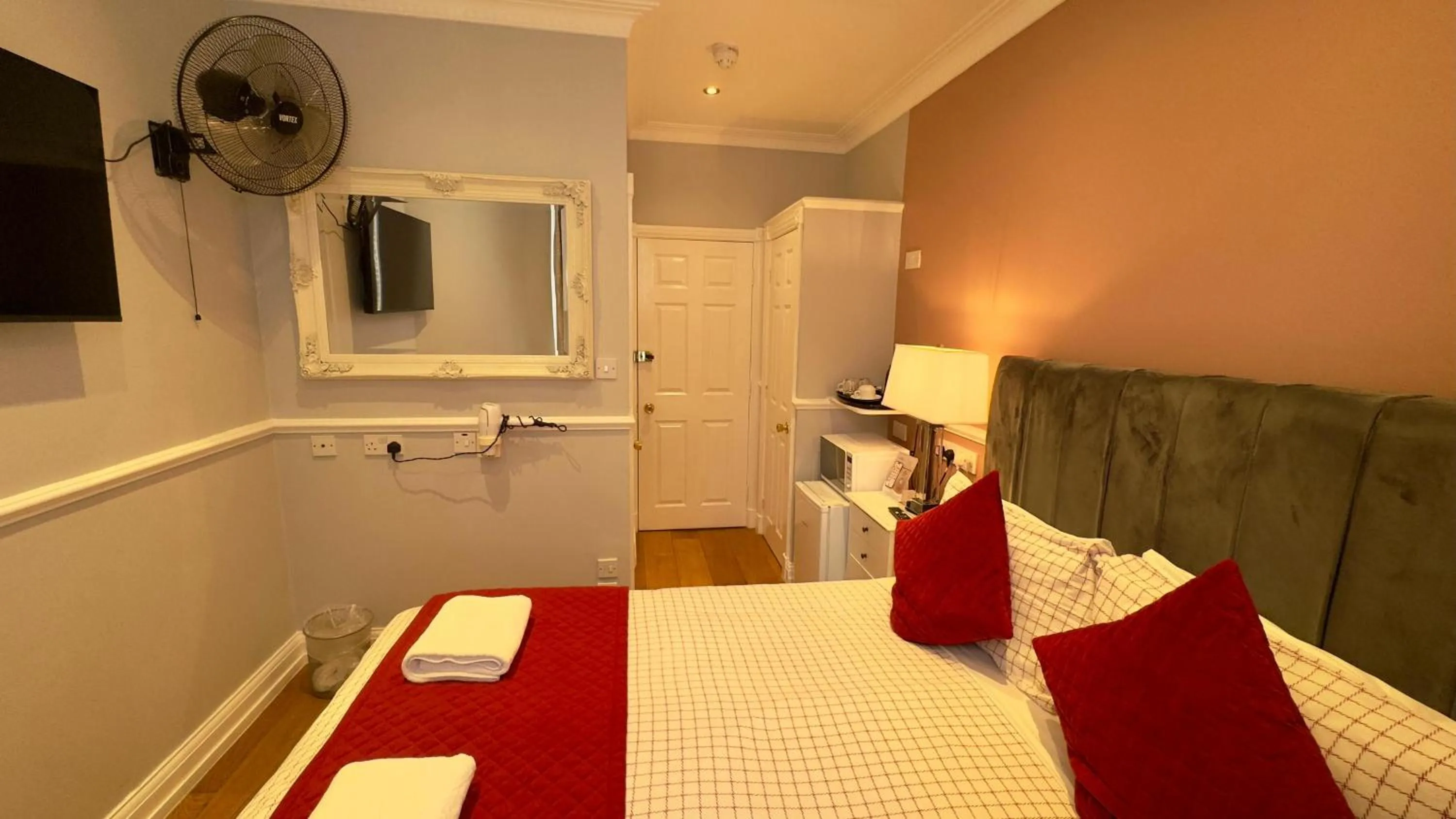 Bed in Classic Hyde Park Hotel