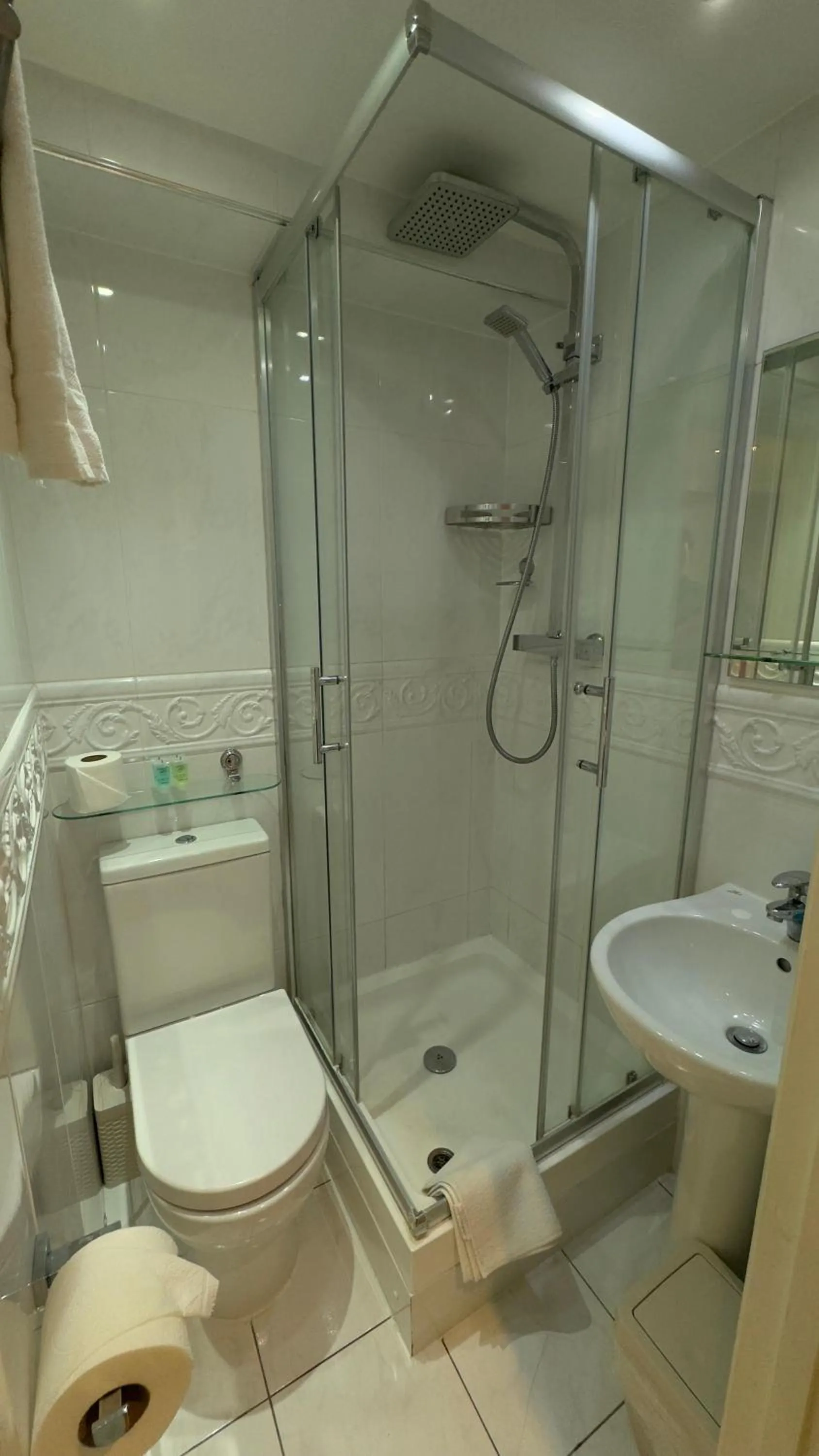 Shower in Classic Hyde Park Hotel