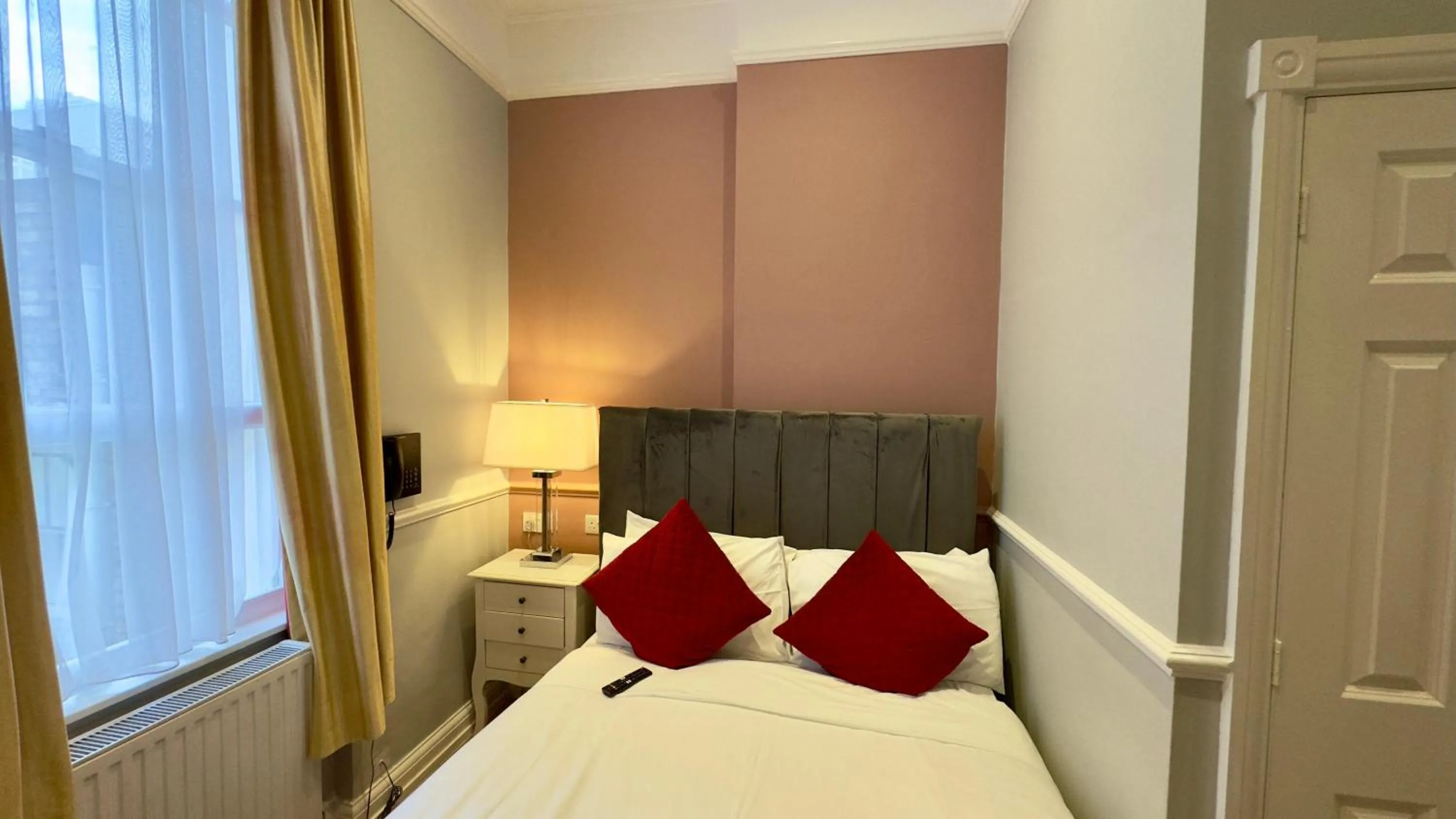 Bed in Classic Hyde Park Hotel