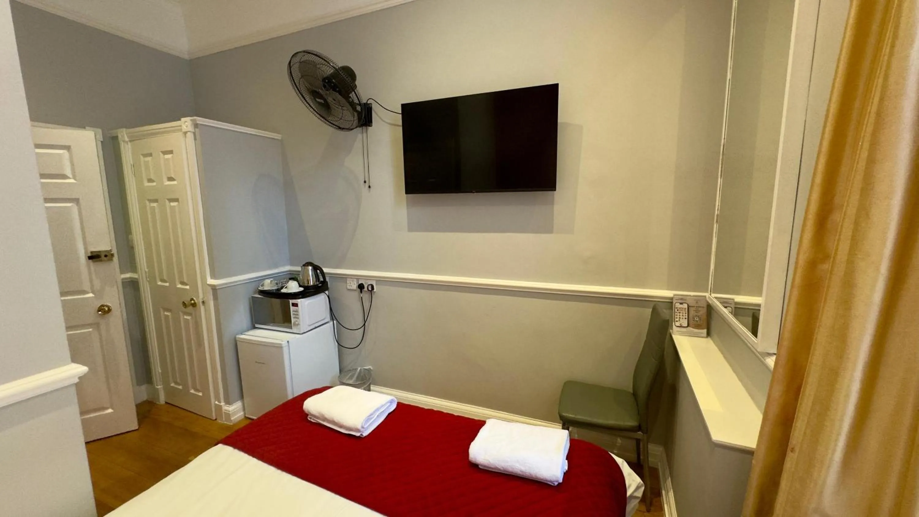 Bed in Classic Hyde Park Hotel