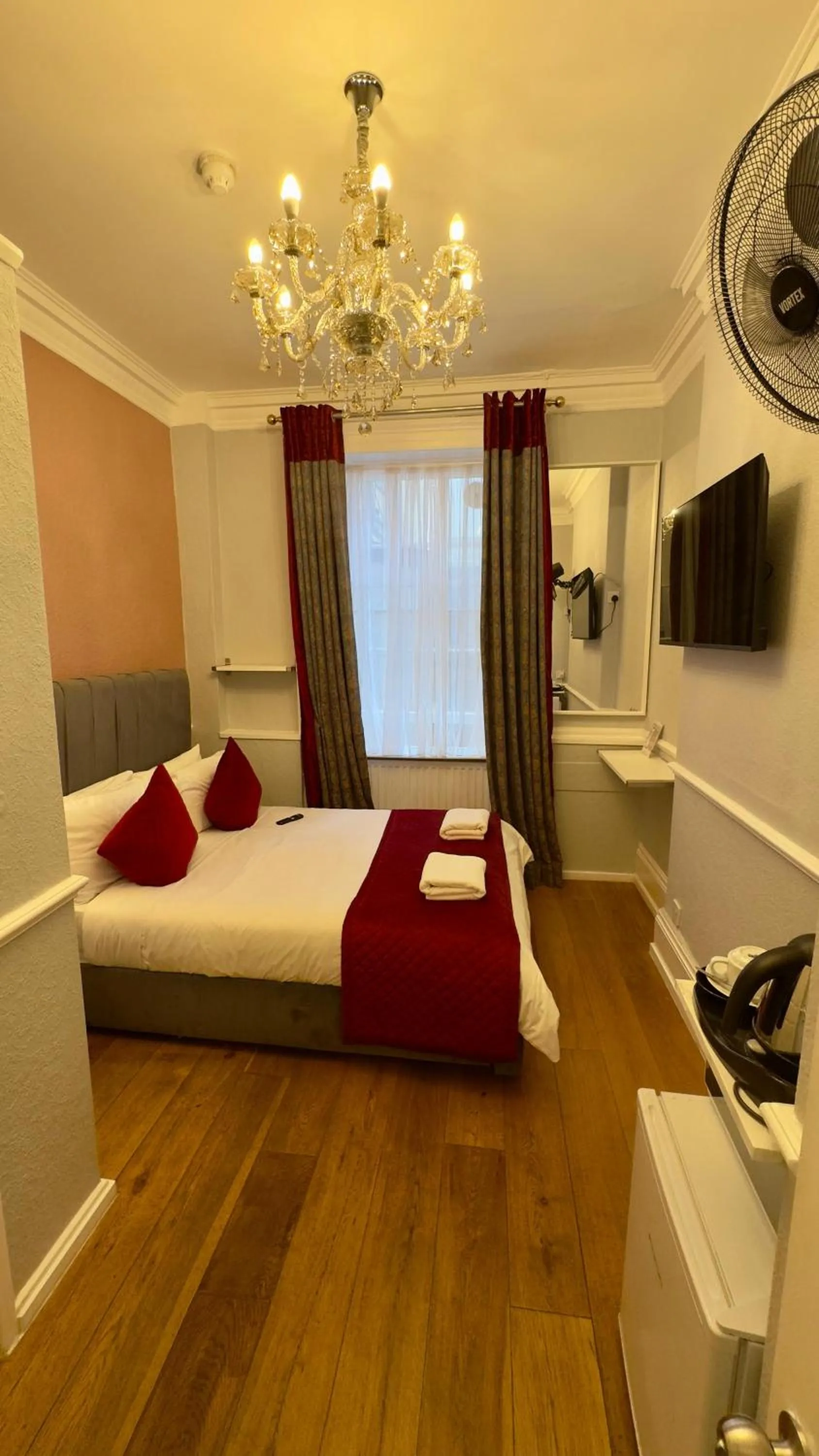 Bed in Classic Hyde Park Hotel