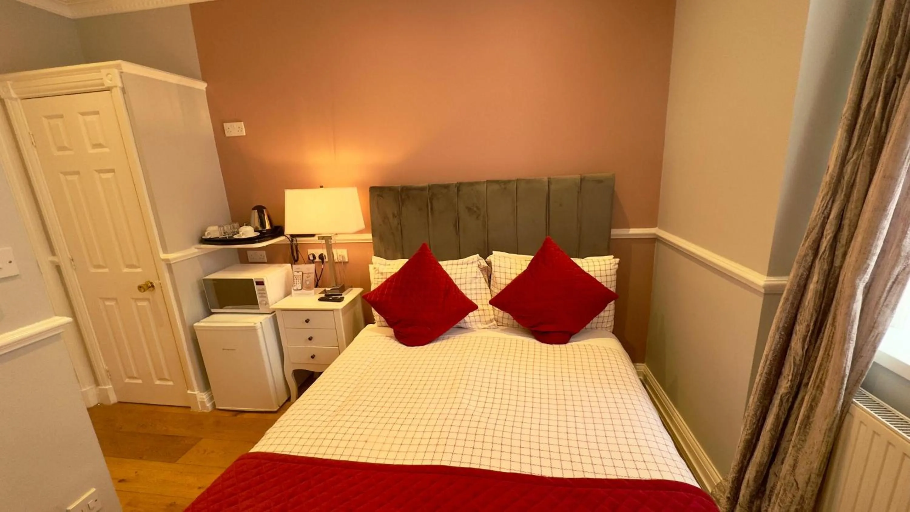 Bed in Classic Hyde Park Hotel