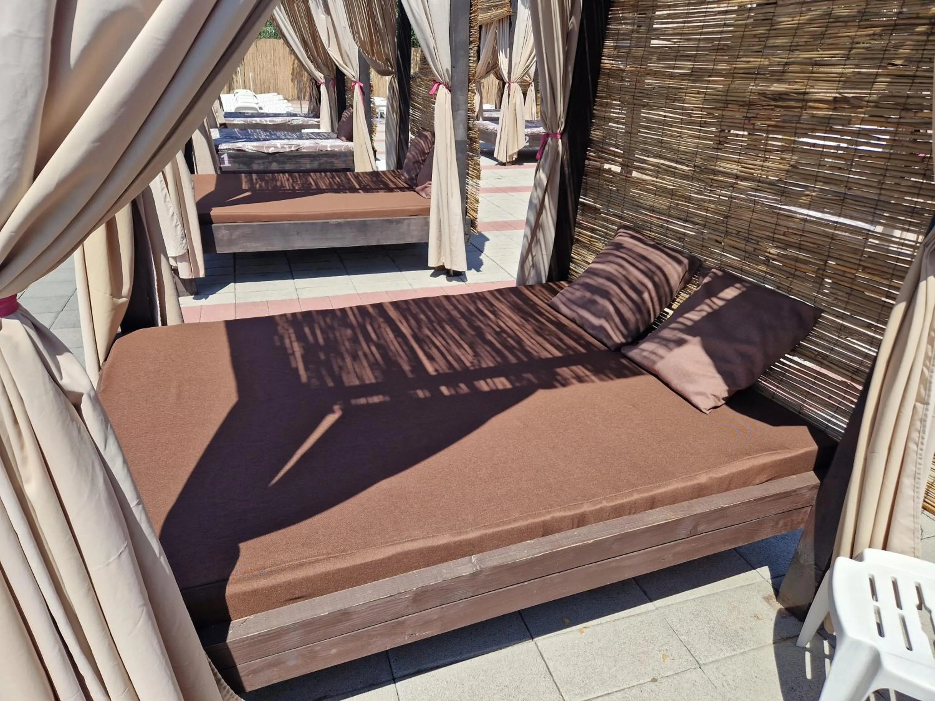 Seating area, Bed in Flamingo Resort