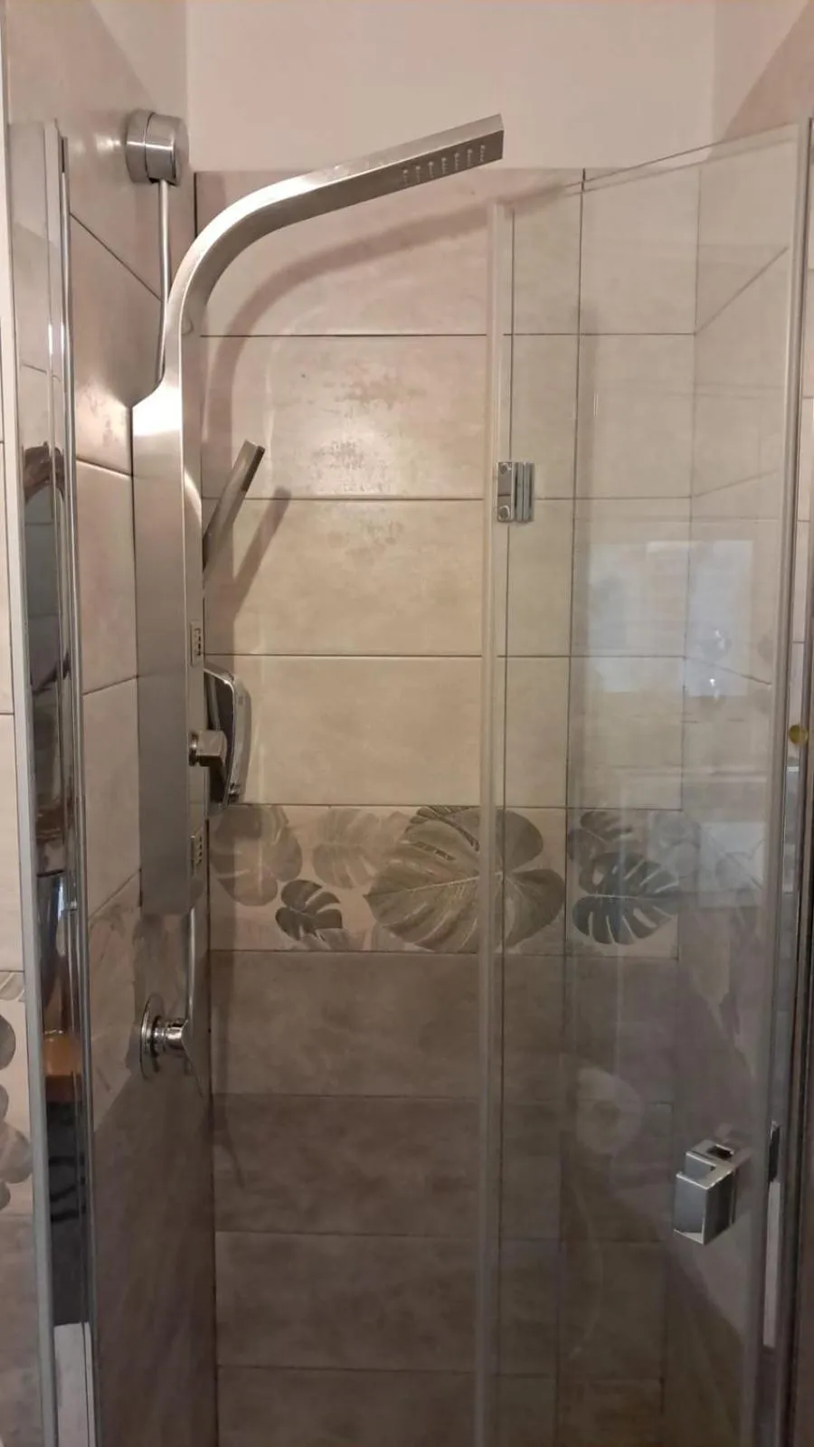 Shower in In the Center Guesthouse