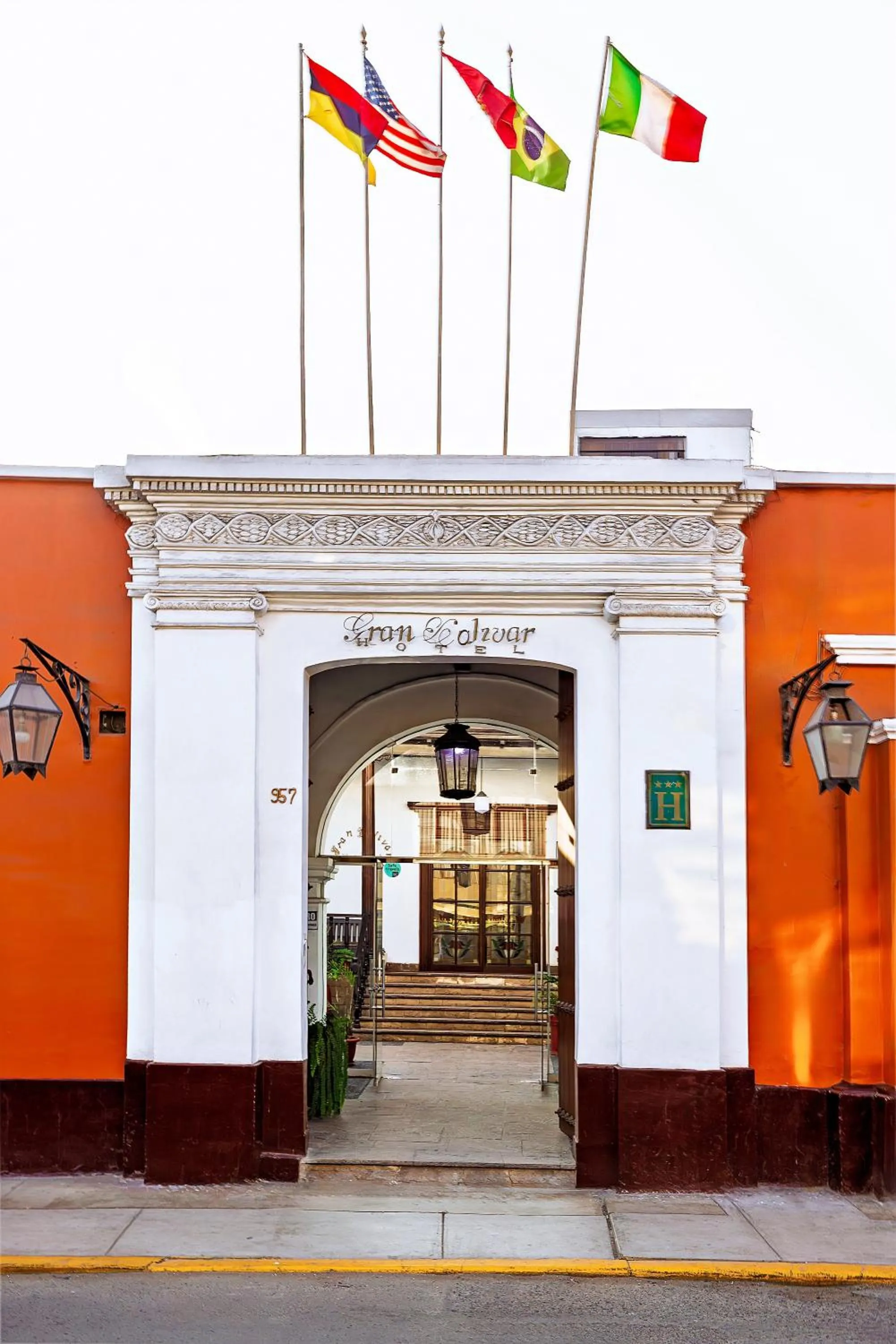 Facade/entrance in Gran Bolivar Hotel - Trujillo, Perú