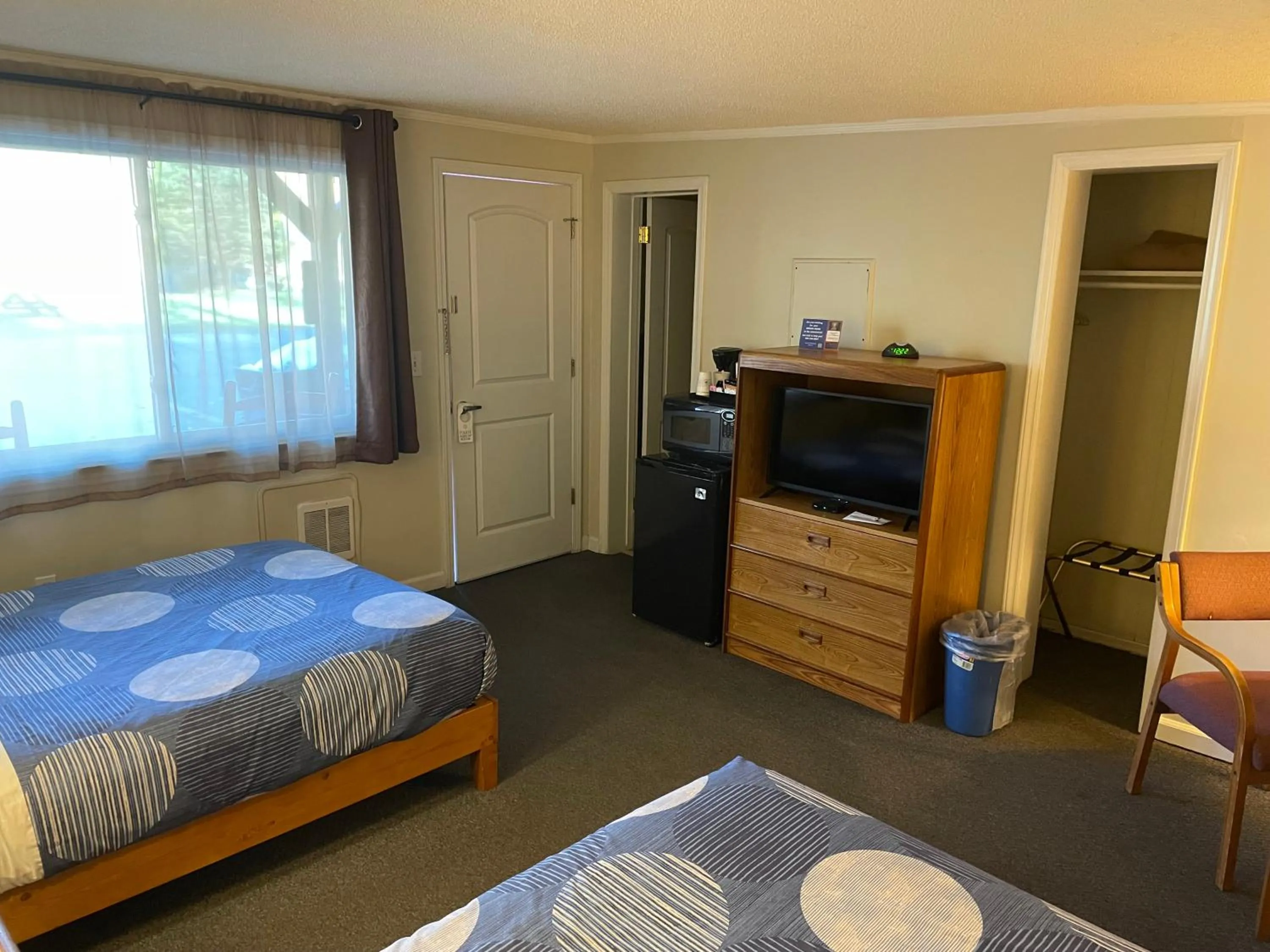 Bed in A Holiday Motel - Maggie Valley