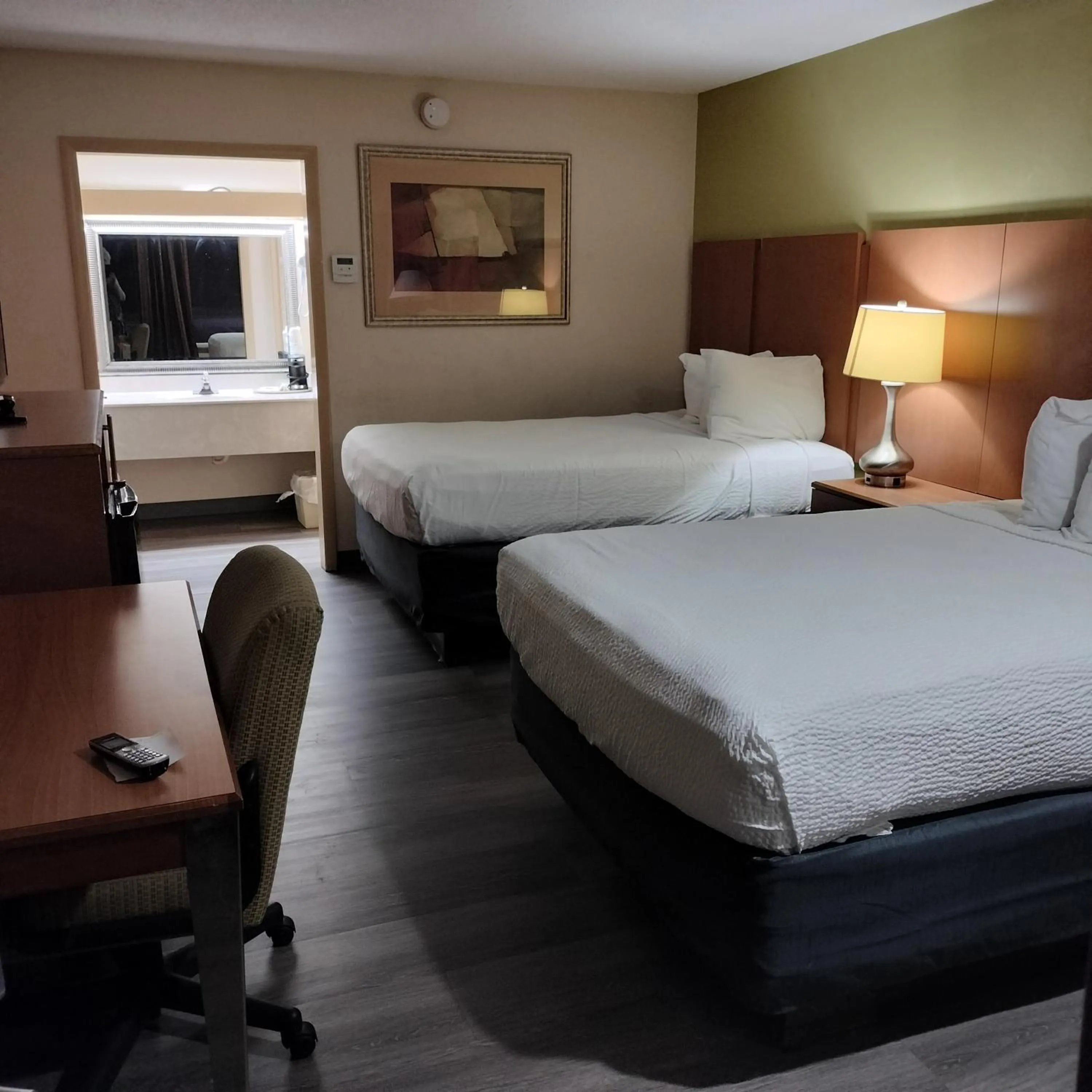 Photo of the whole room, Bed in Clarion Inn Southern Pines - Pinehurst