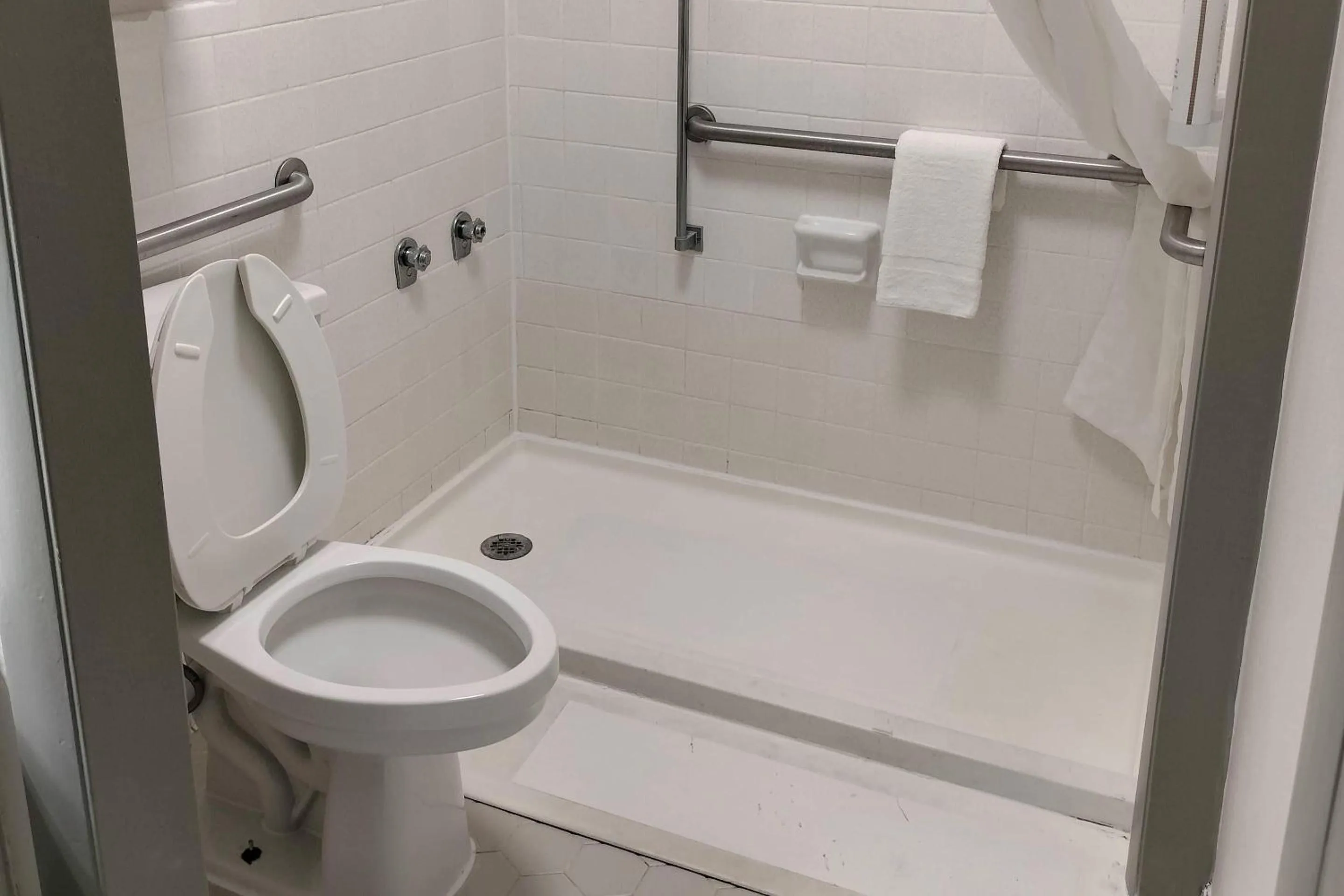 Bedroom in Clarion Inn Southern Pines - Pinehurst