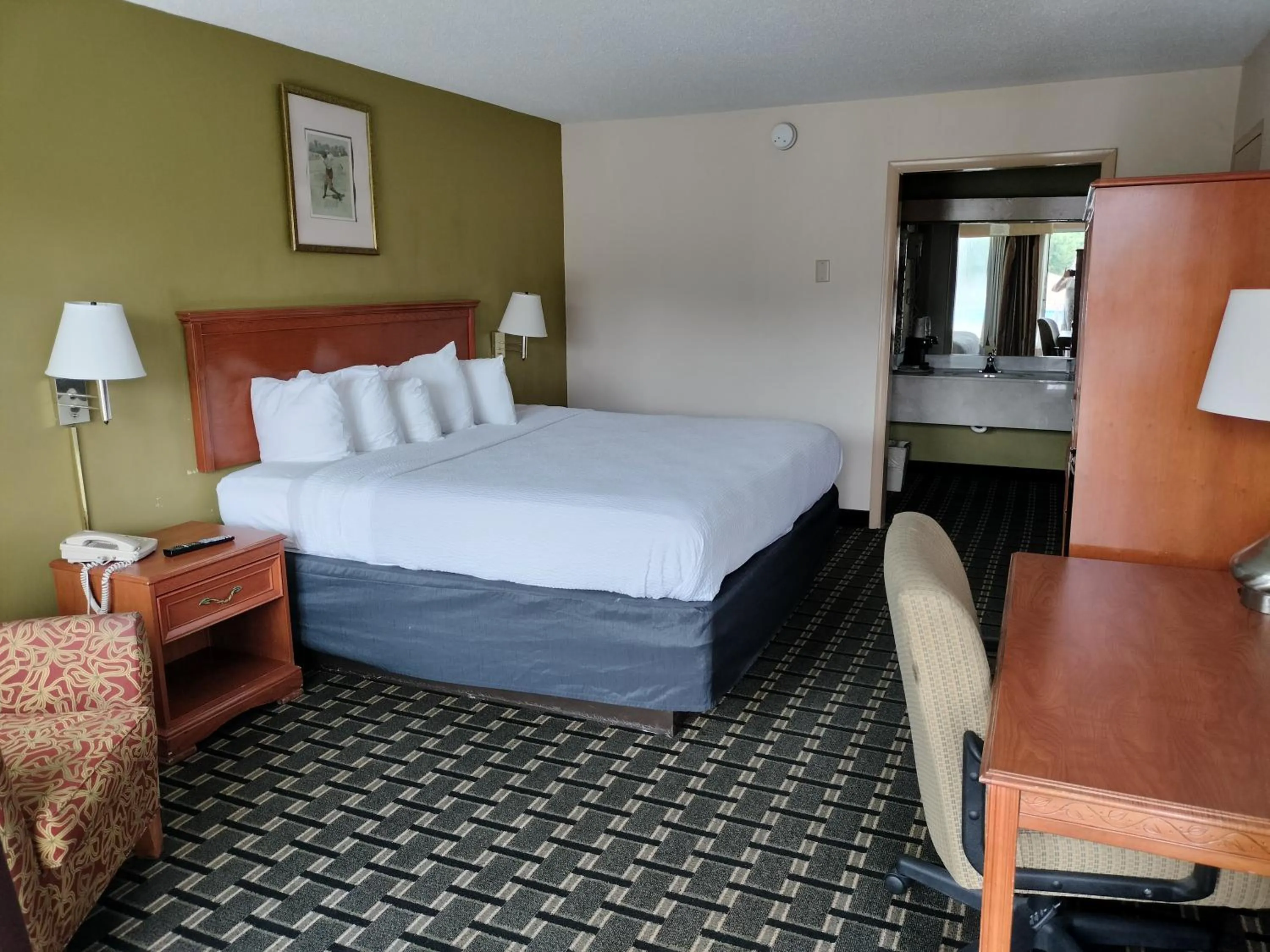 Photo of the whole room, Bed in Clarion Inn Southern Pines - Pinehurst