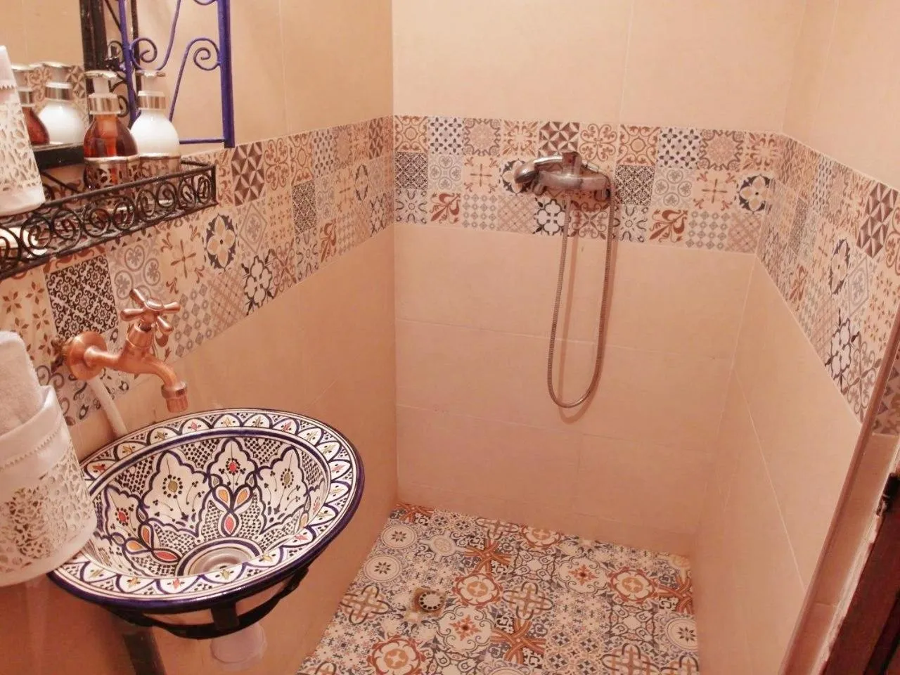 Shower in Riad Chennaoui