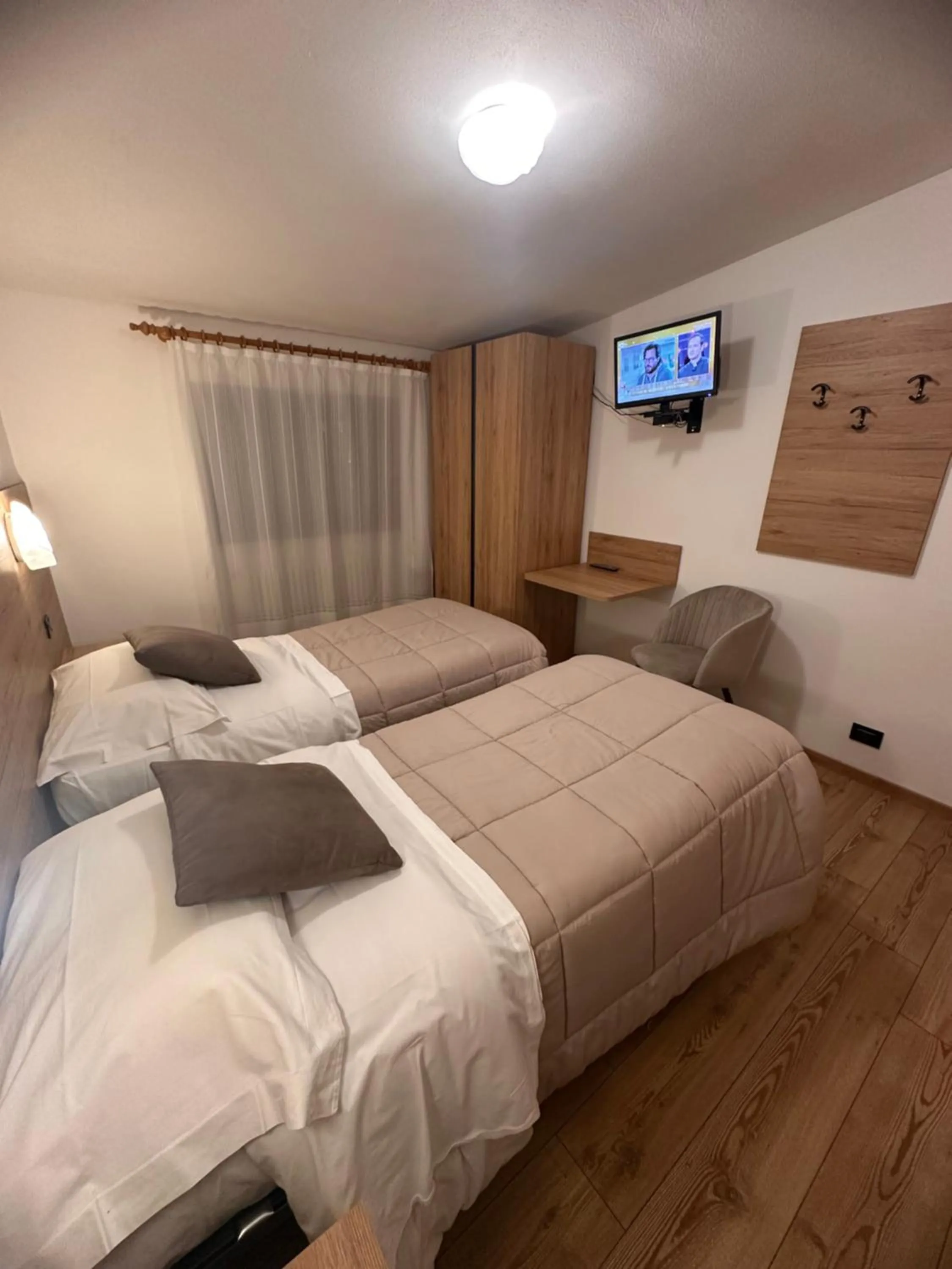 Shower, Bed in Hotel Zeni