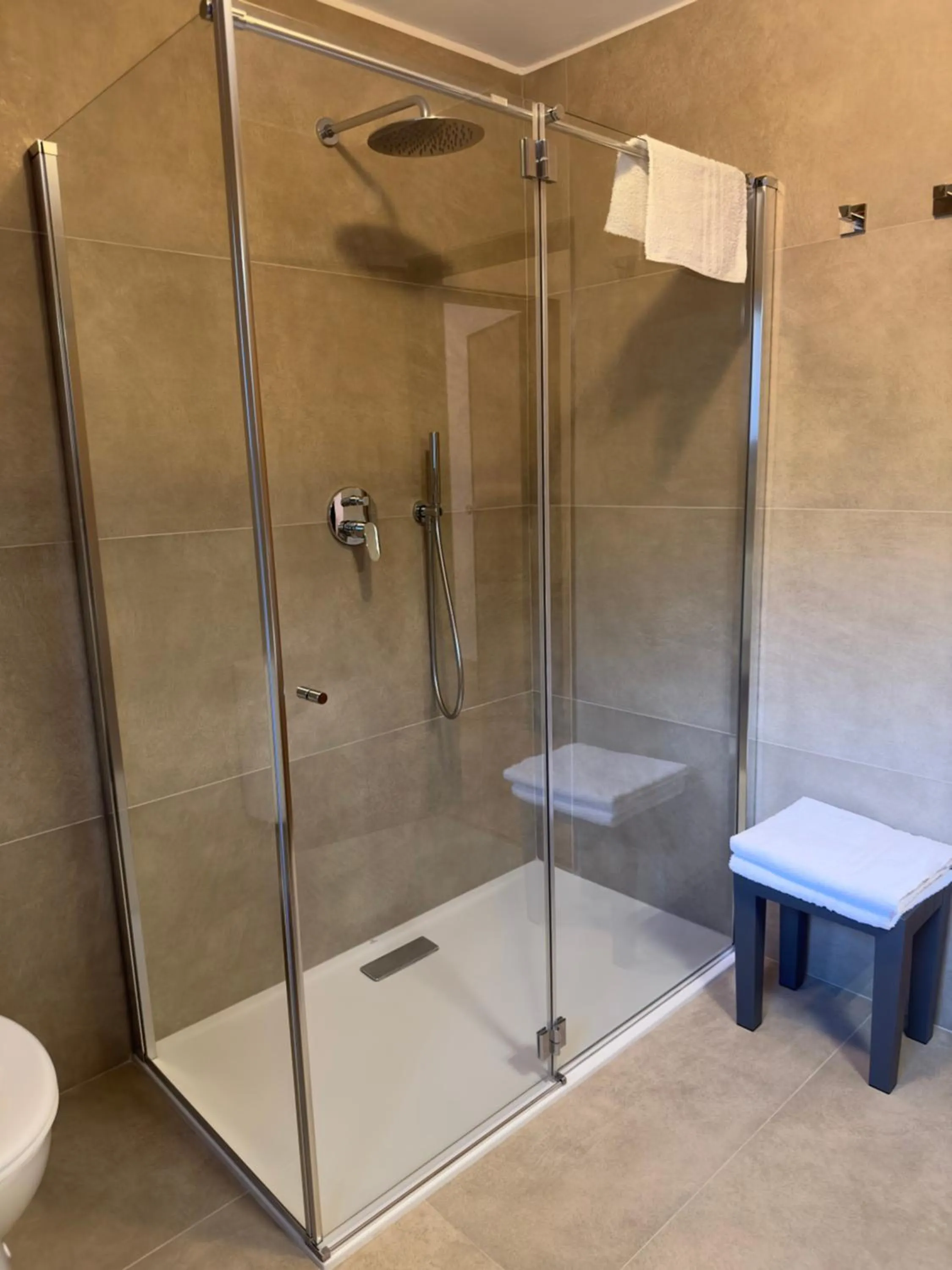 Shower in Hotel Zeni