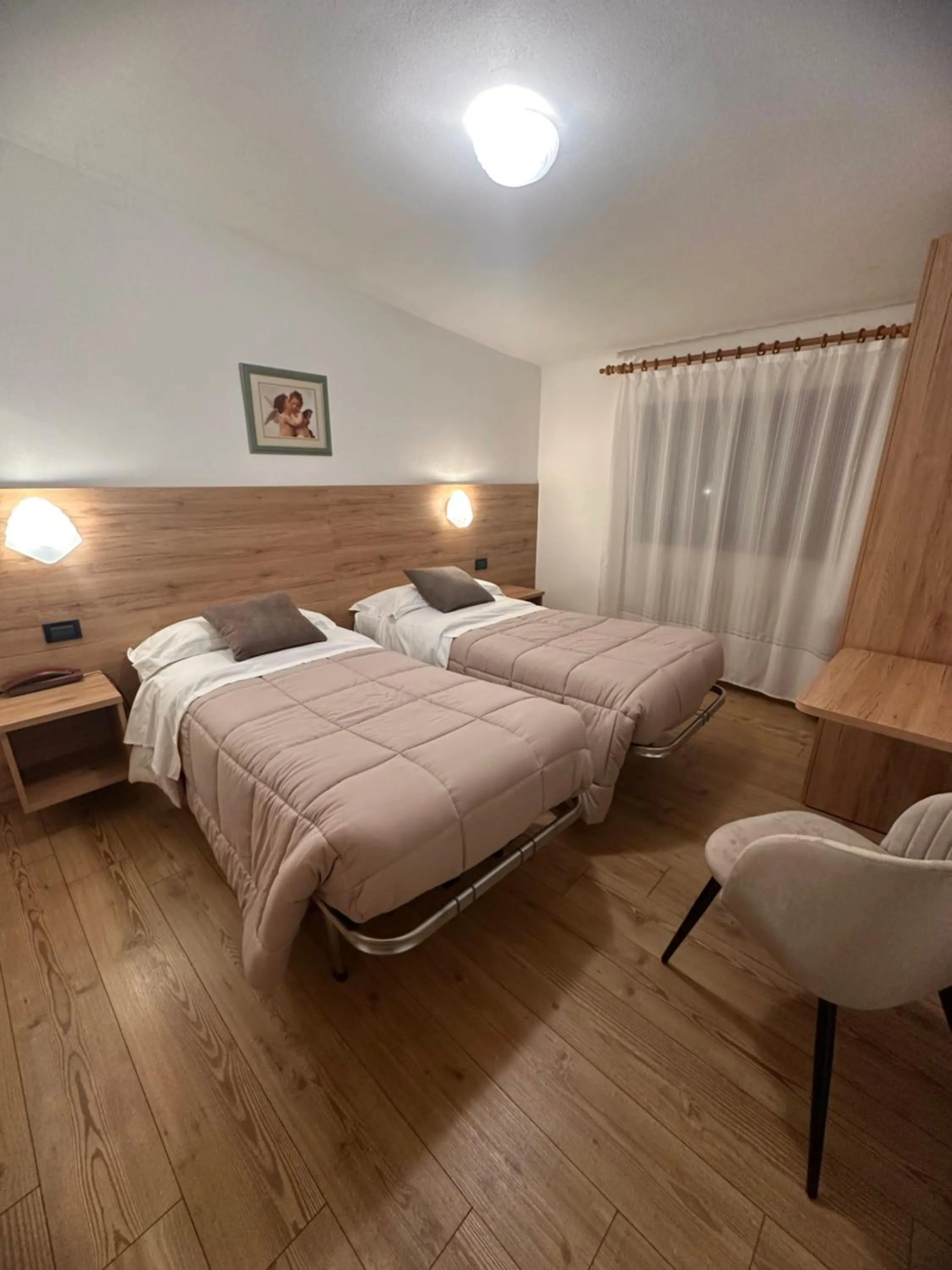 Shower, Bed in Hotel Zeni