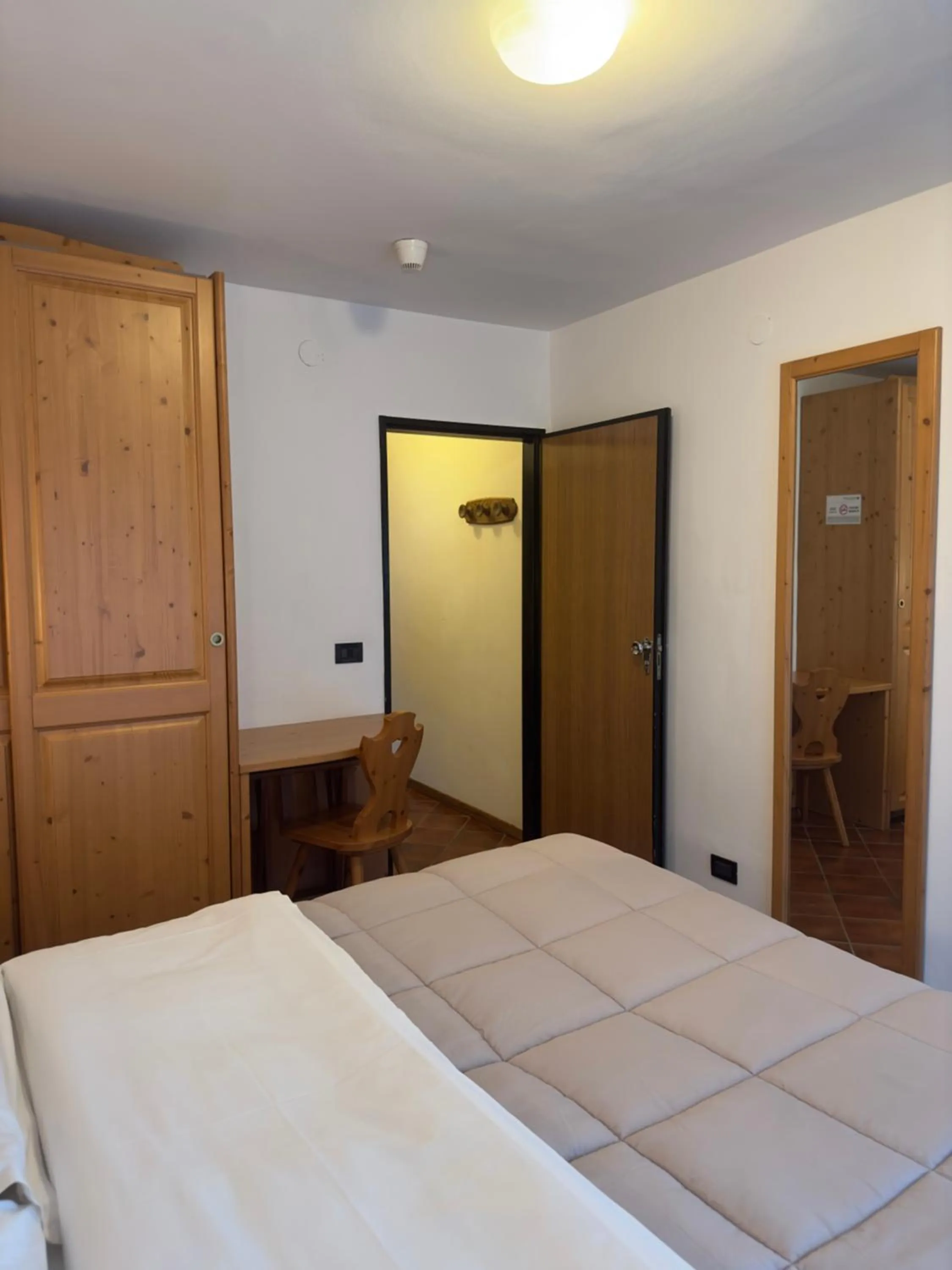 Winter, Bed in Hotel Zeni