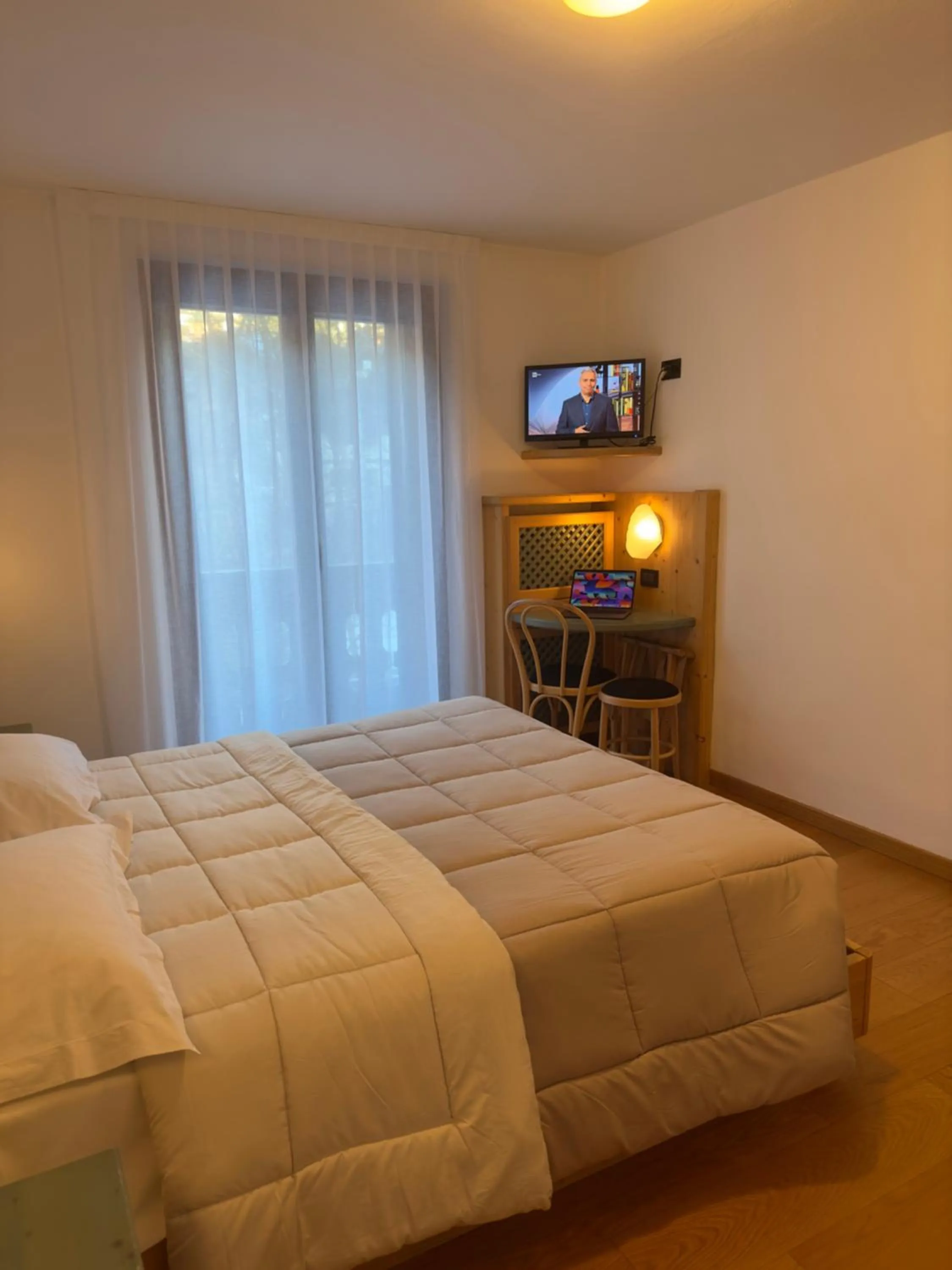 Winter, Bed in Hotel Zeni