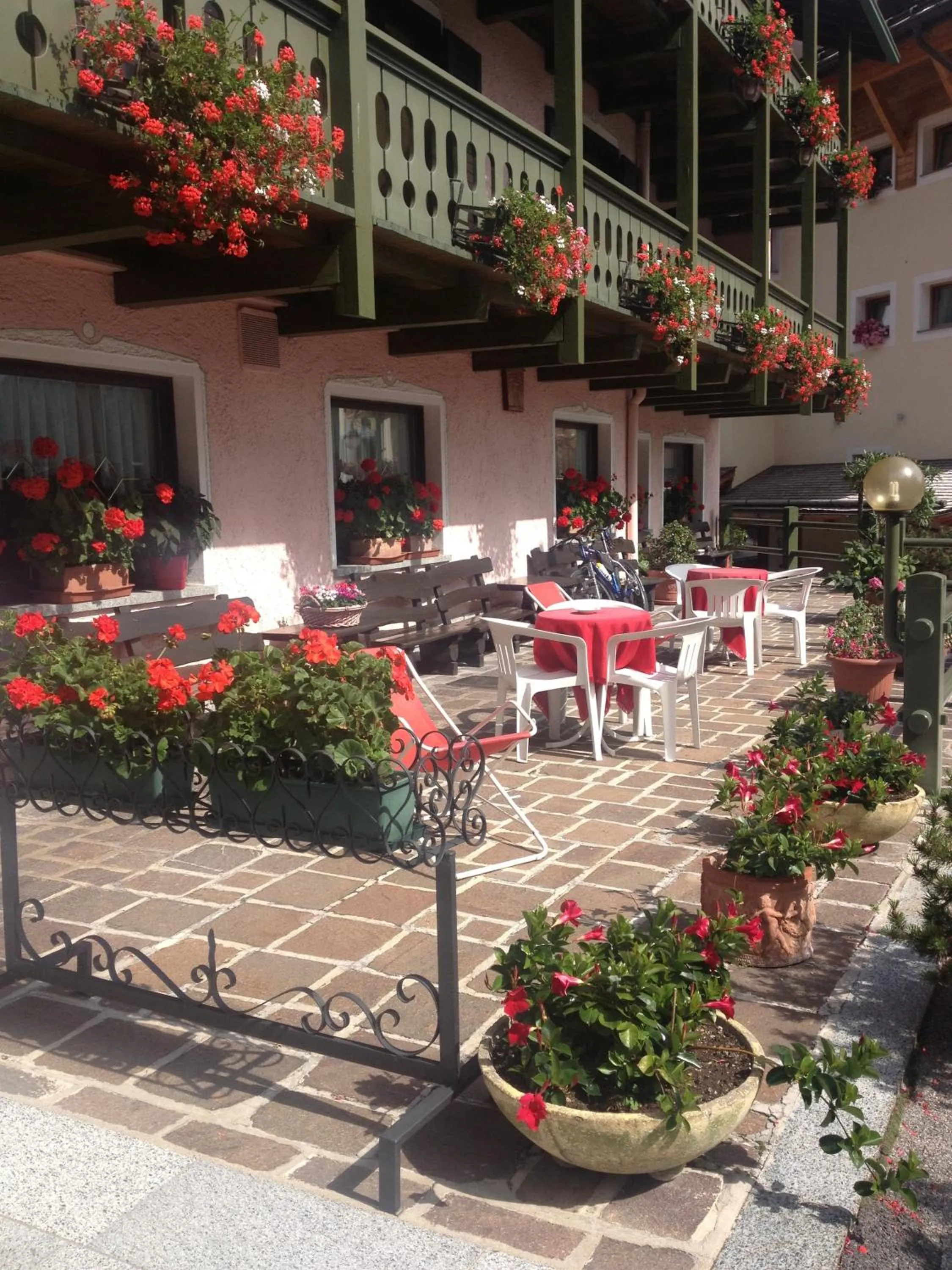 Communal lounge/ TV room in Hotel Zeni