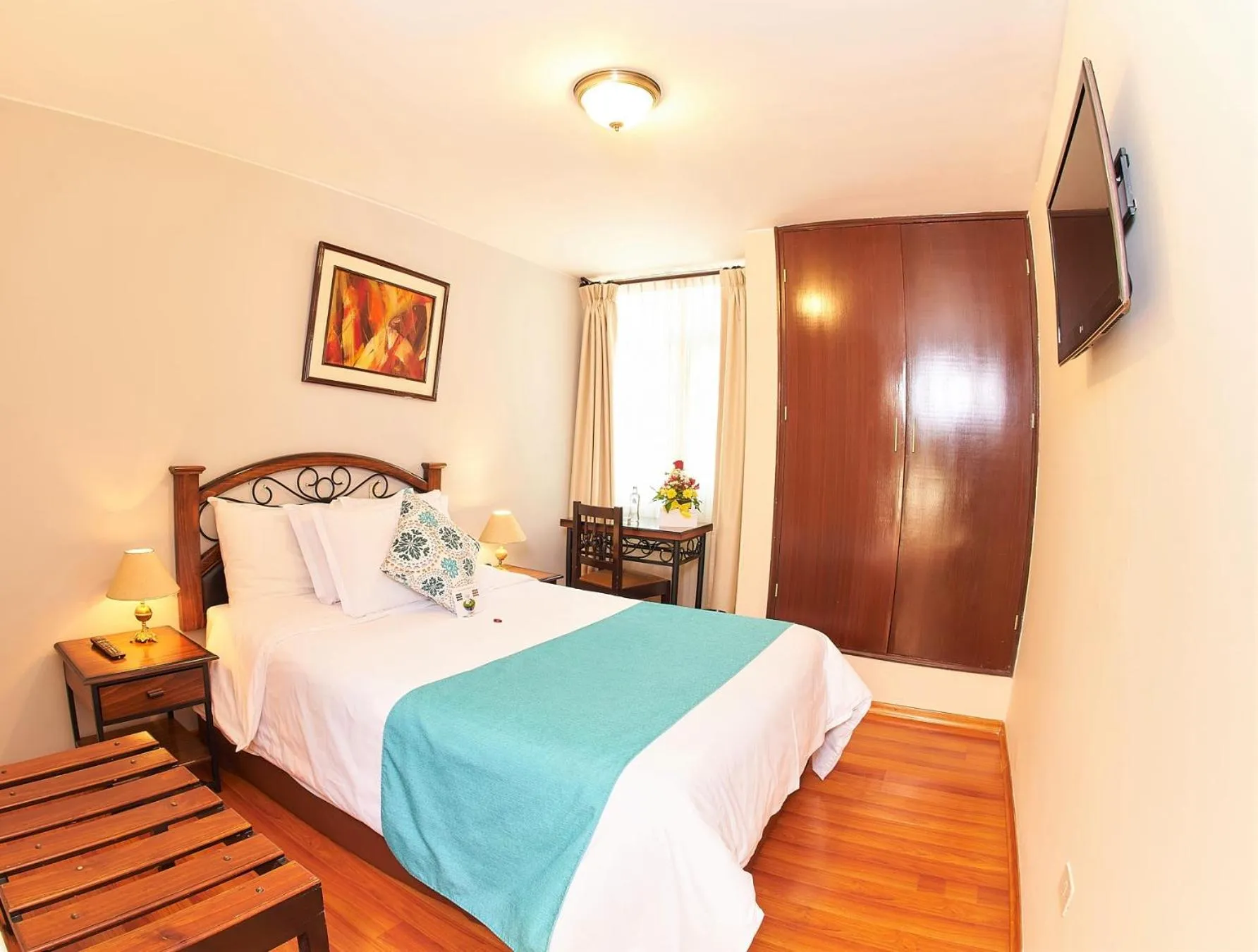 Communal lounge/ TV room, Bed in Hotel Los Tambos Colonial