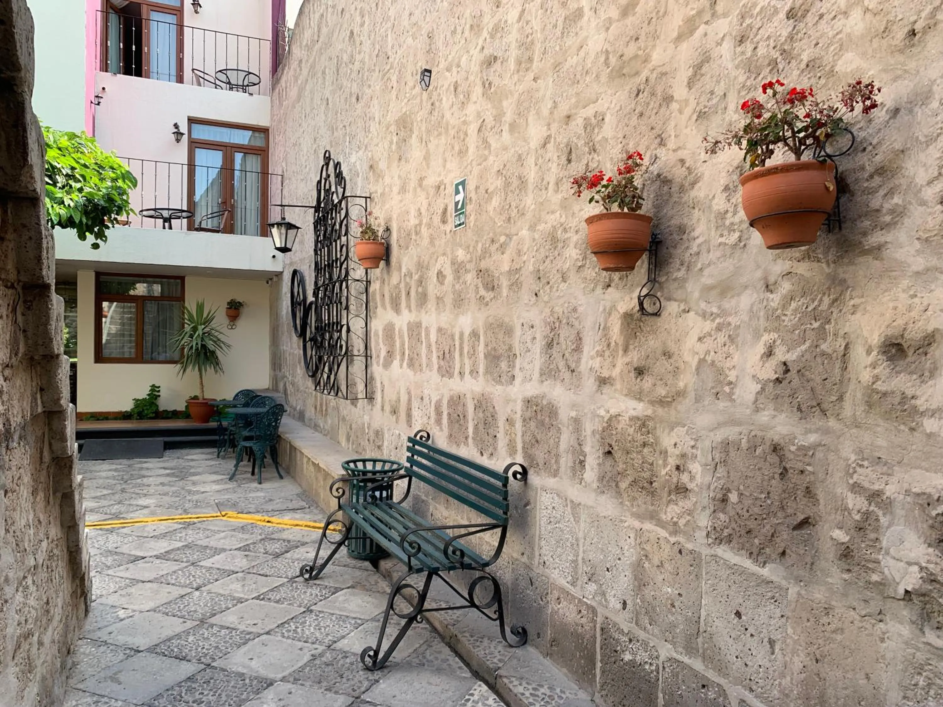 Patio in Hotel Los Tambos Colonial