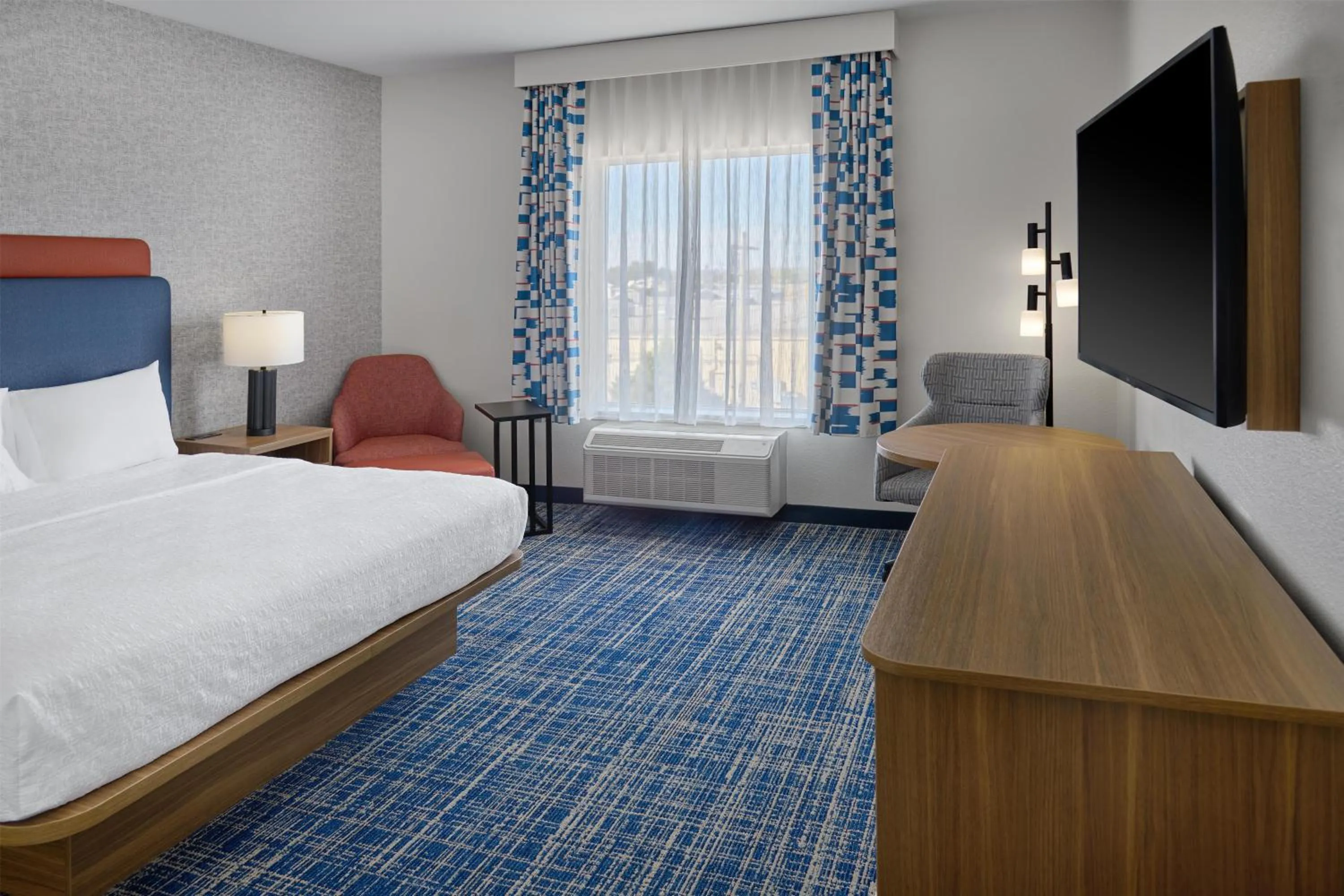 Bed in Hampton Inn Vernon