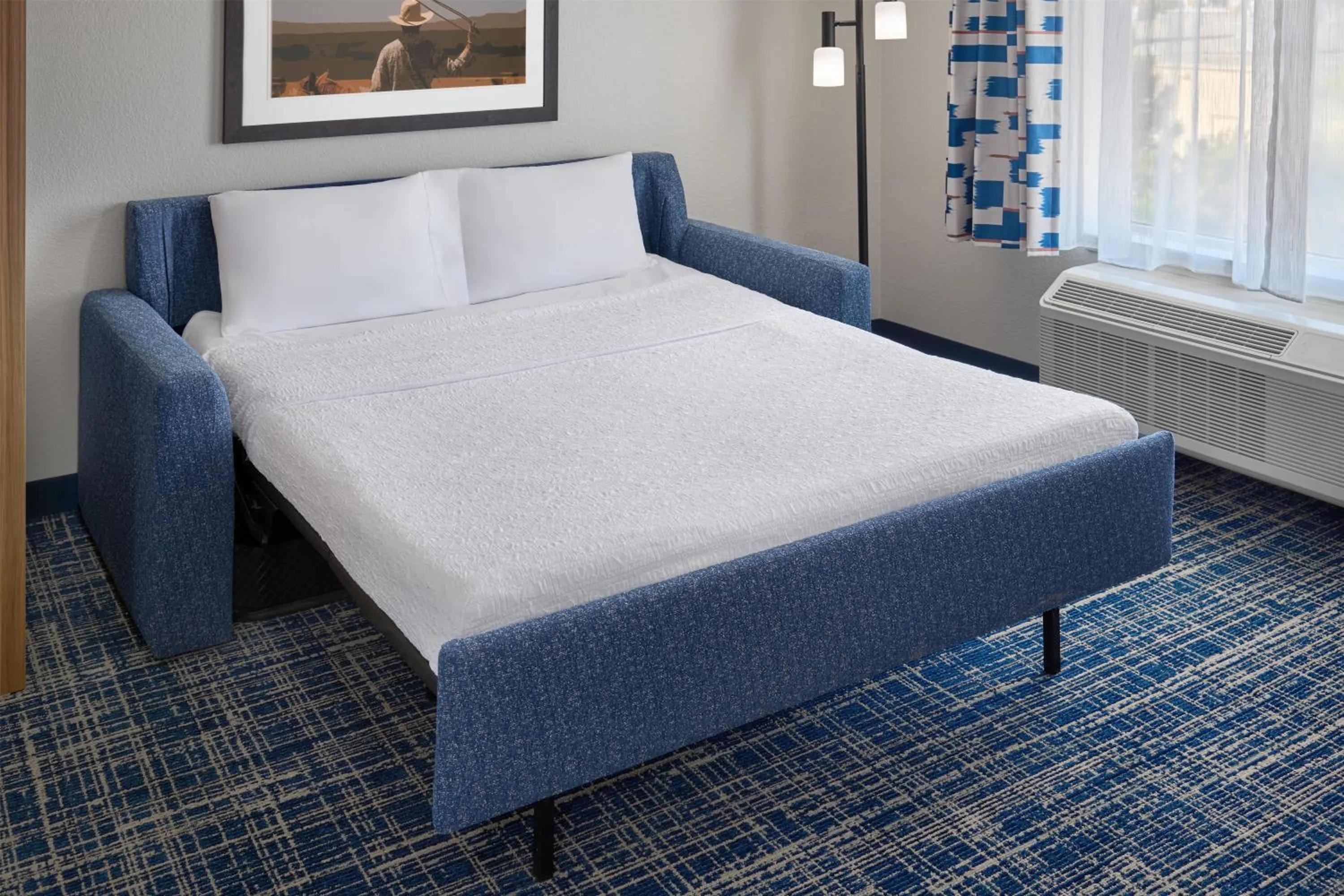 Living room, Bed in Hampton Inn Vernon