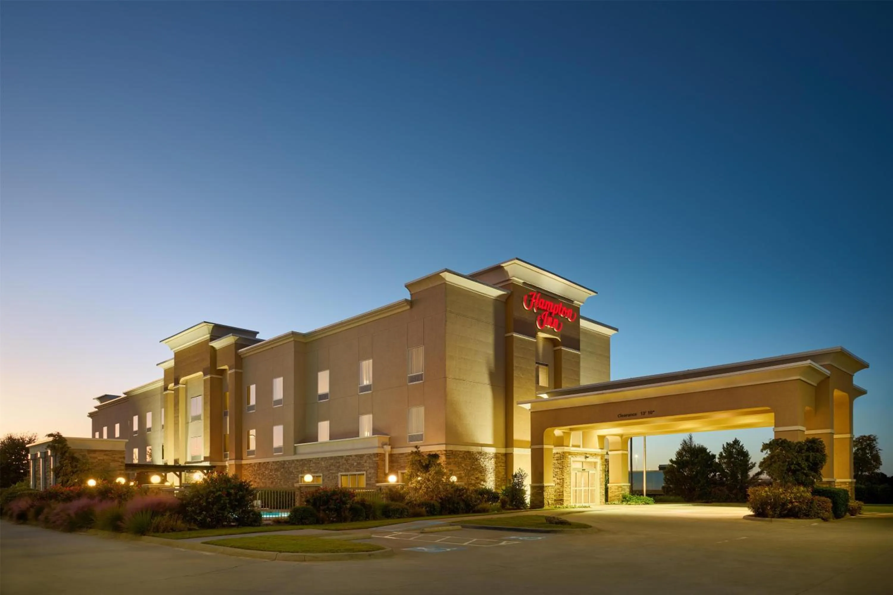 Property building in Hampton Inn Vernon