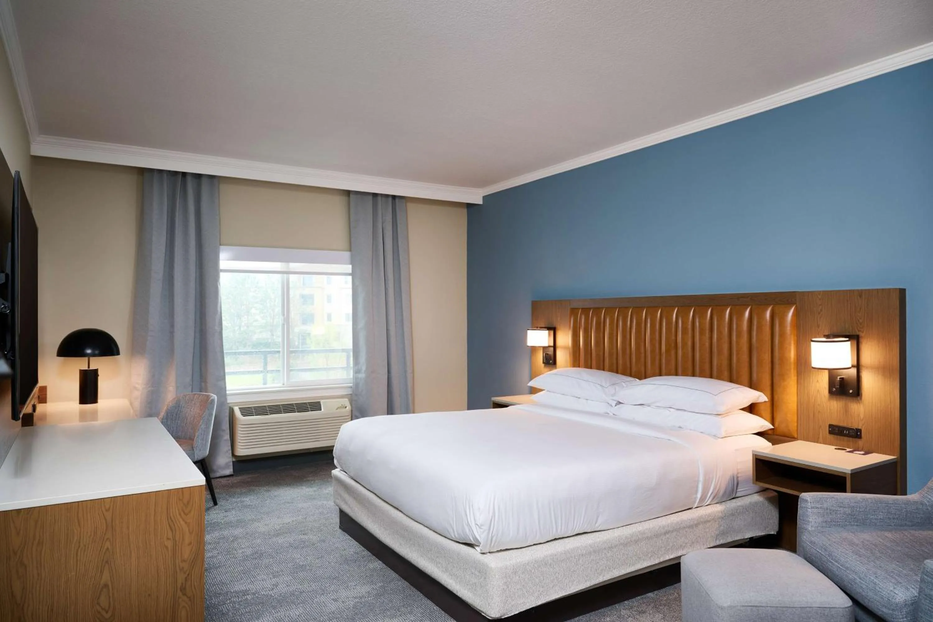 Bed in DoubleTree by Hilton Chatsworth