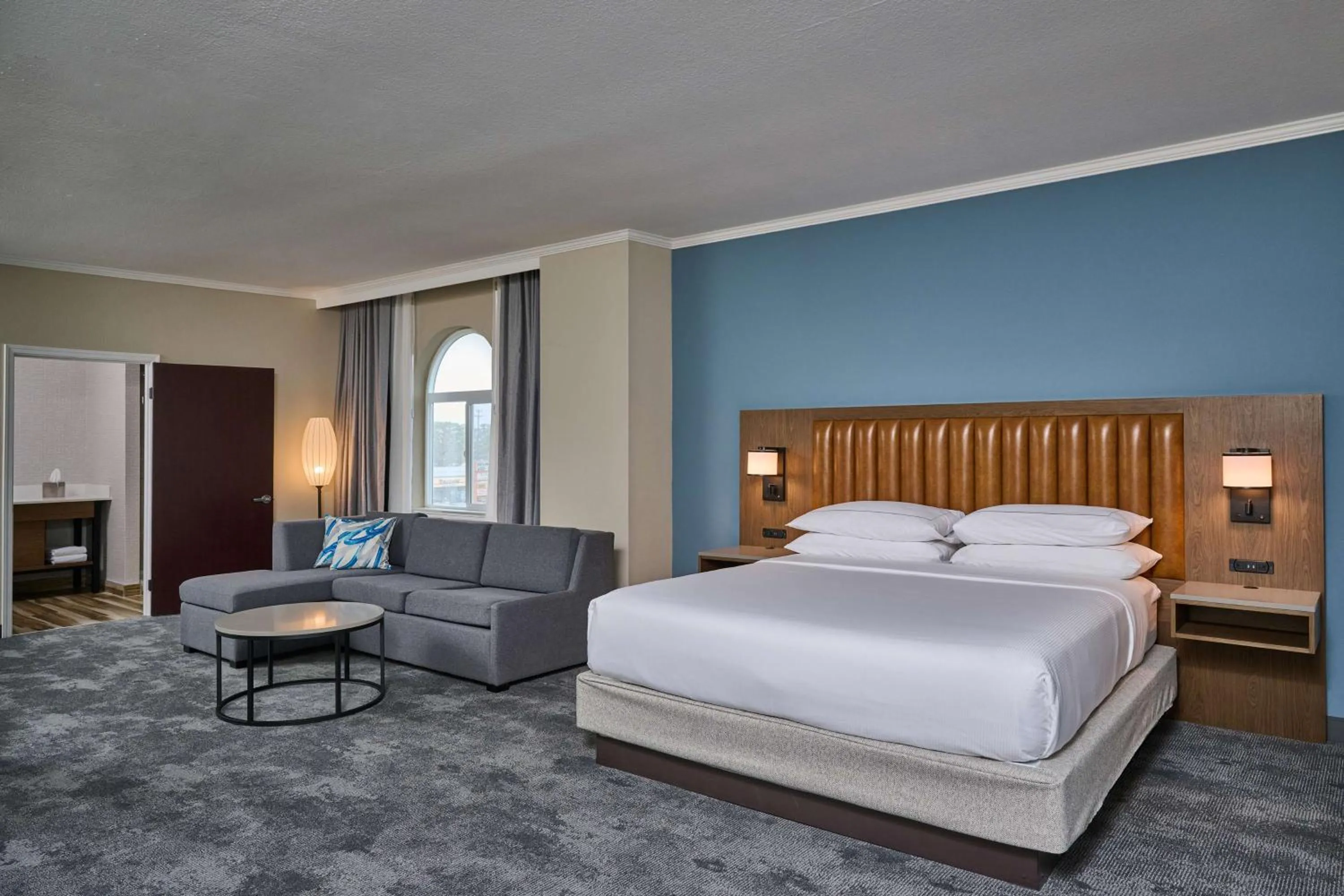 Living room, Bed in DoubleTree by Hilton Chatsworth