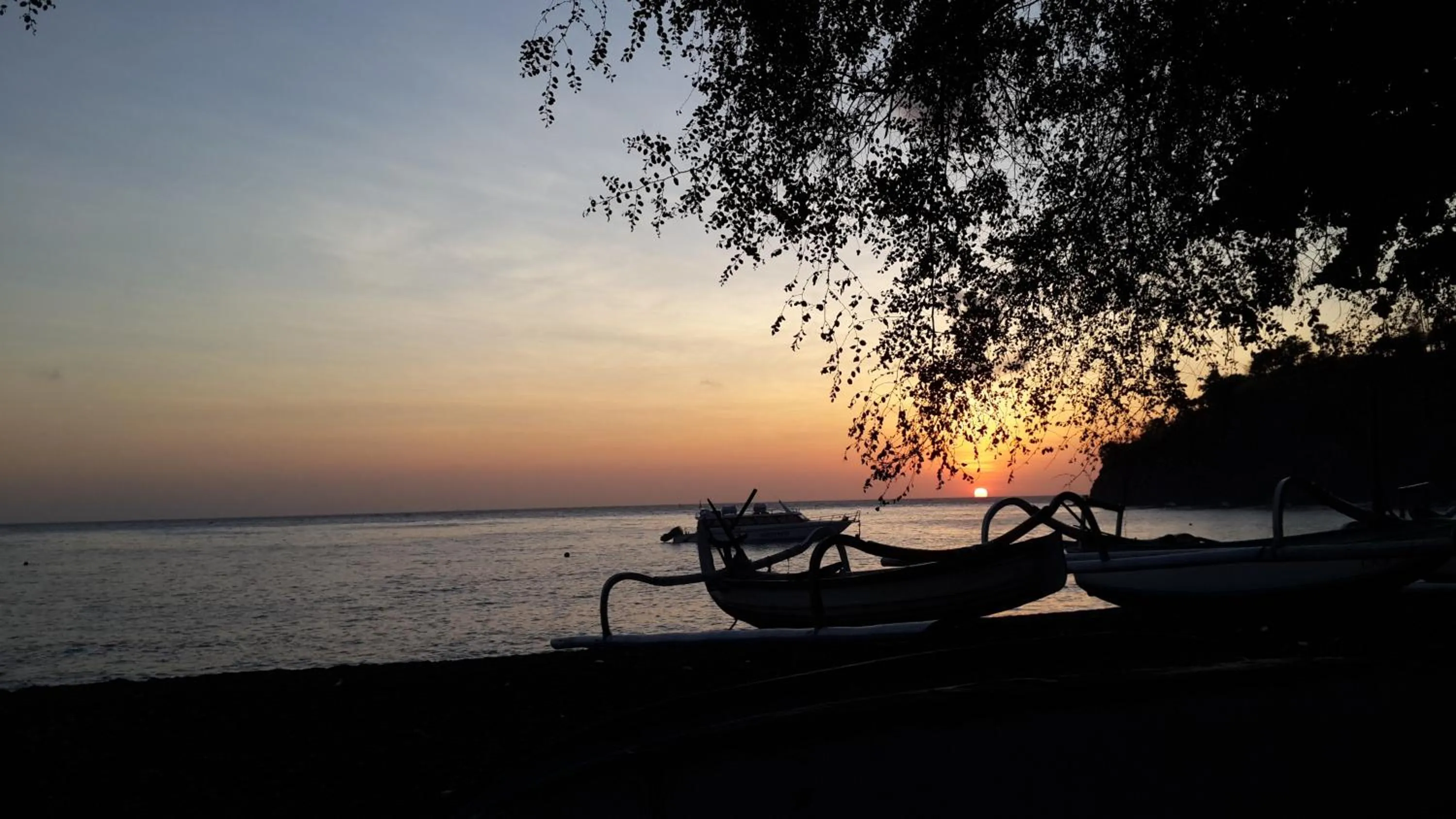 Beach in Jemeluk Beach Bungalows